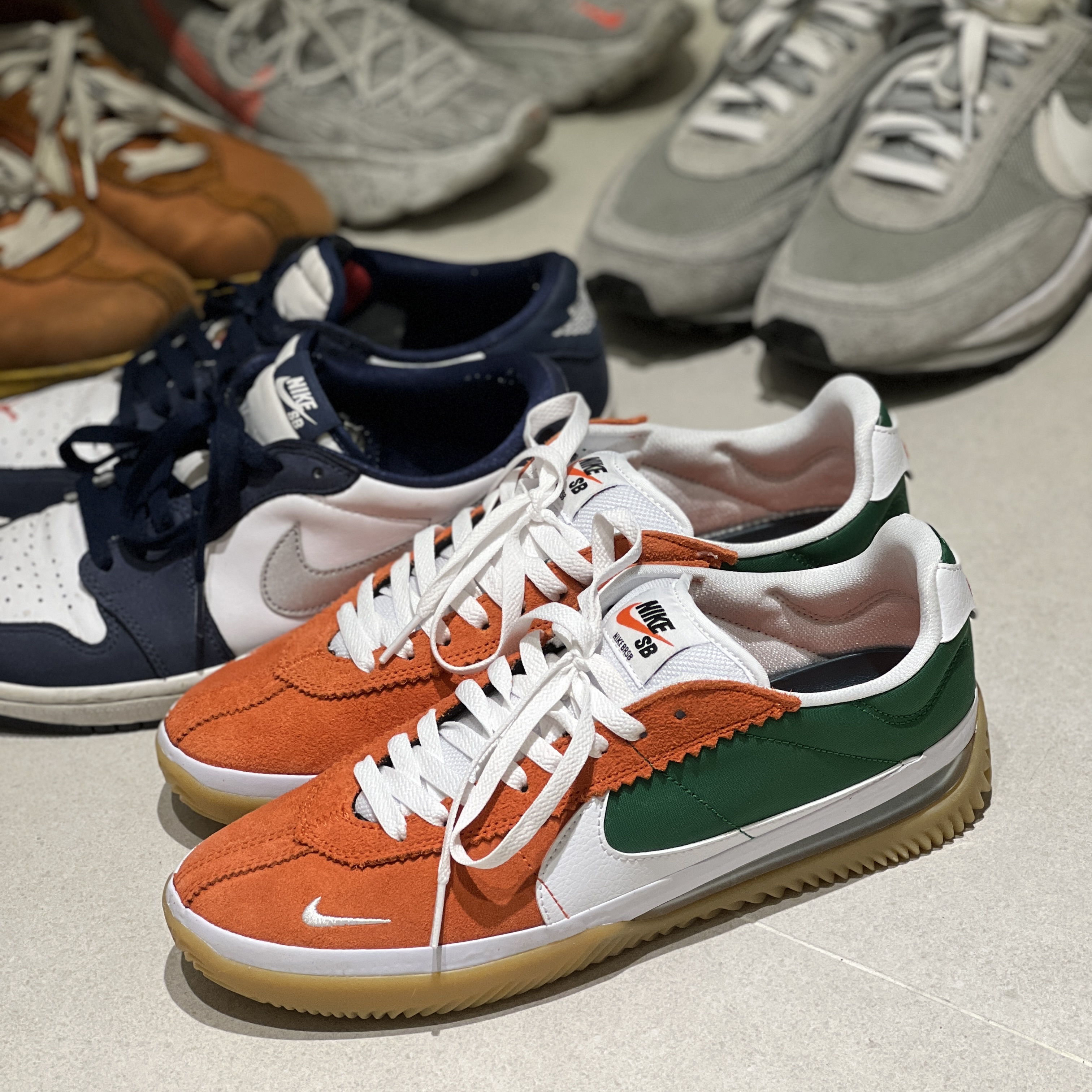 Nike BRSB Deep Orange Pine Green, Jordan 1 Low SB Koston Midnight Navy 착용 스타일
