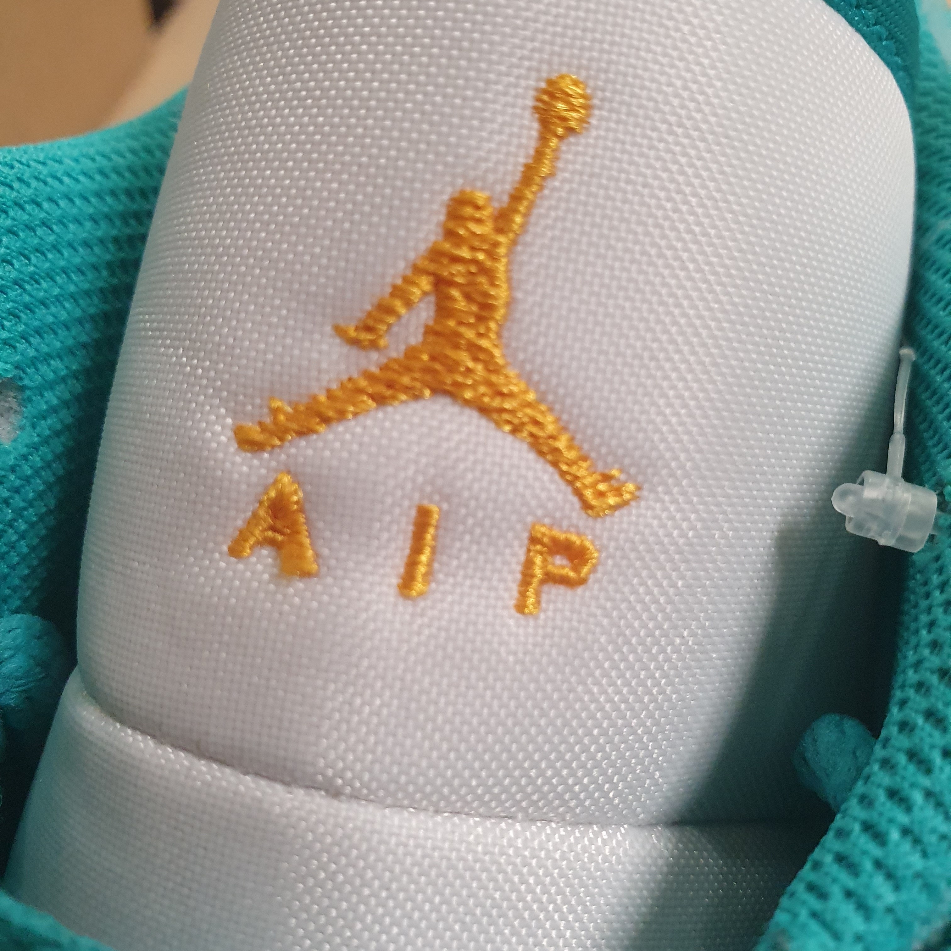 Jordan 1 Low SE New Emerald 착용 스타일