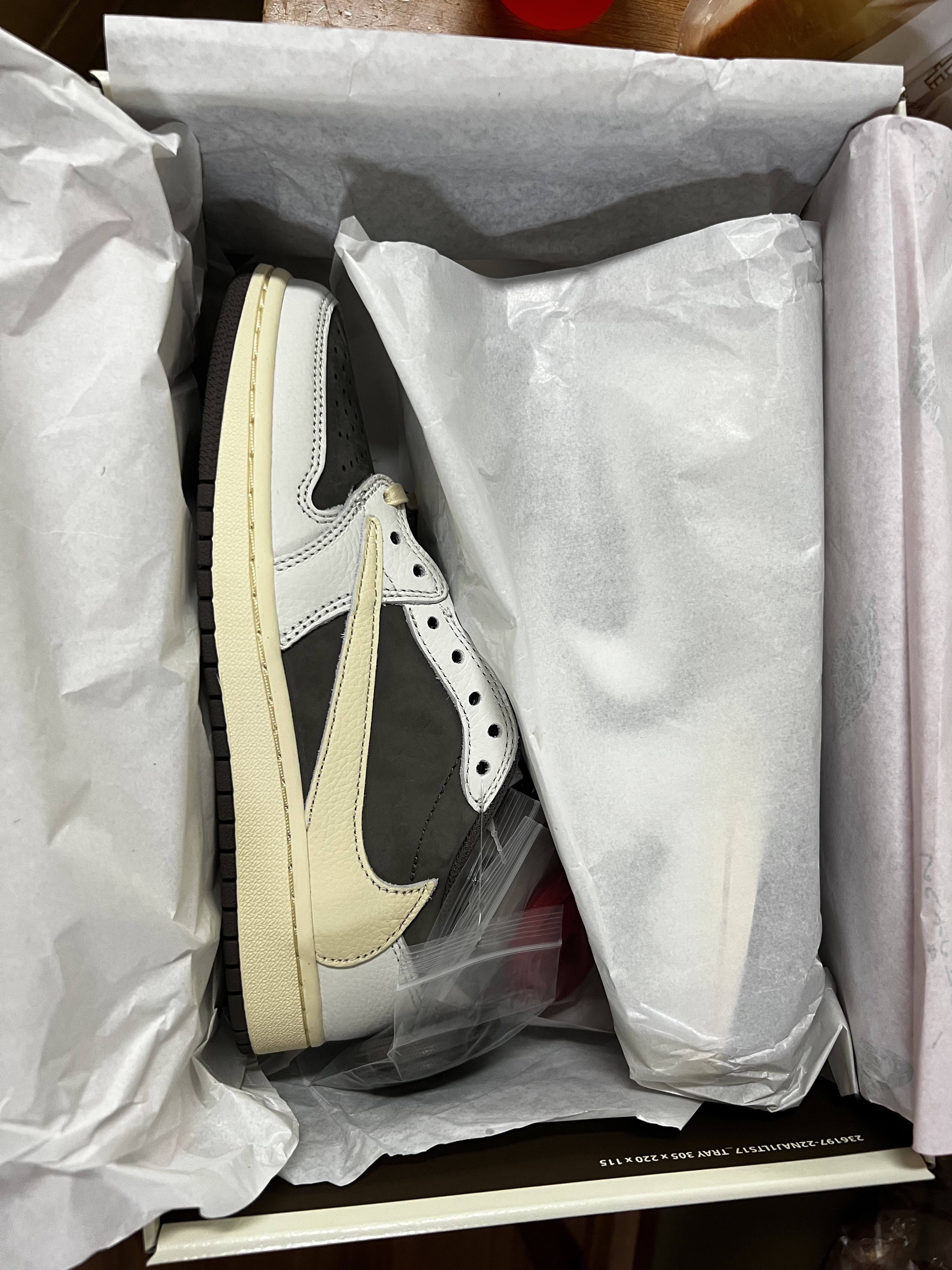 Jordan 1 x Travis Scott Retro Low OG SP Sail and Ridgerock 착용 스타일