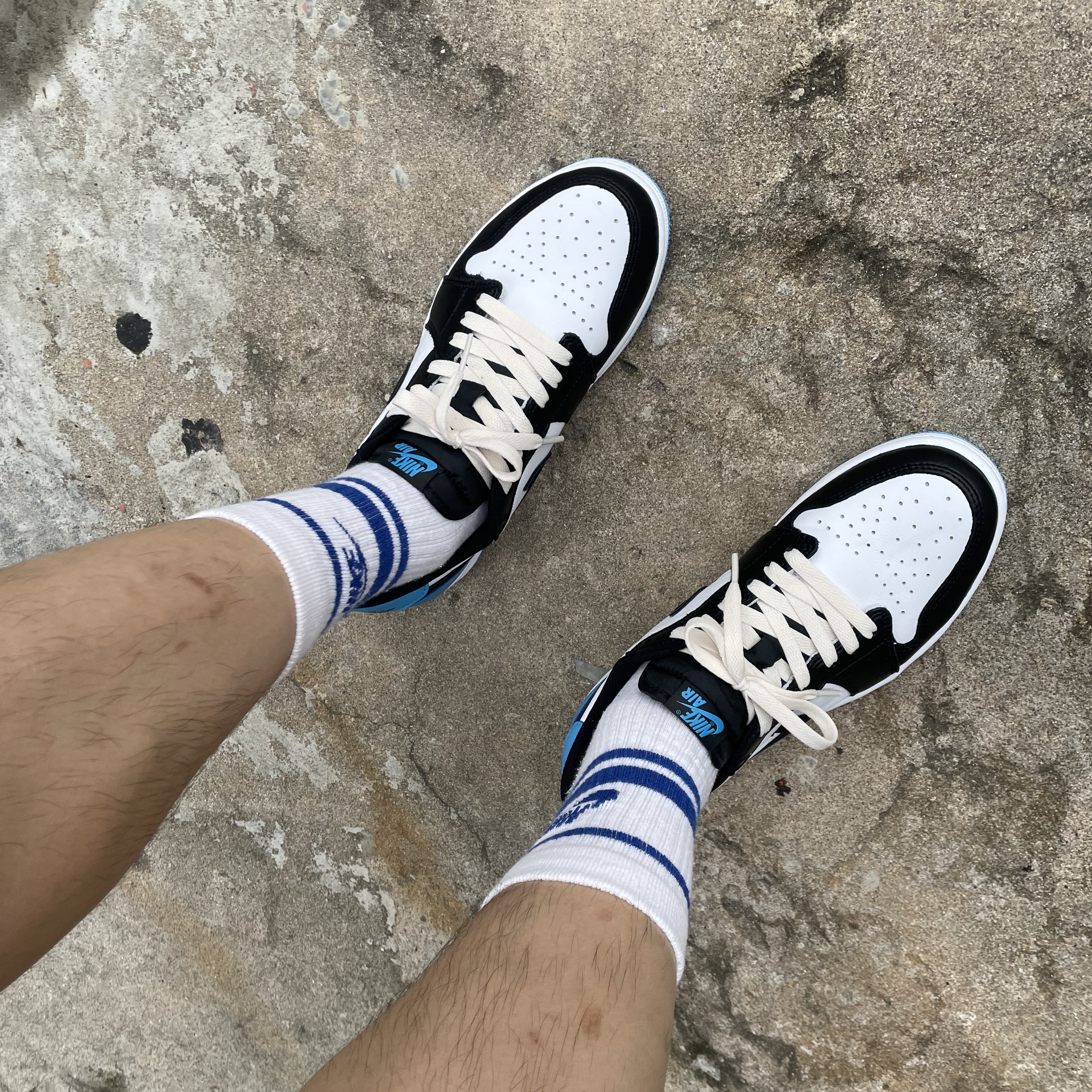 Jordan 1 Retro Low OG Black and Dark Powder Blue 착용 스타일 - 1