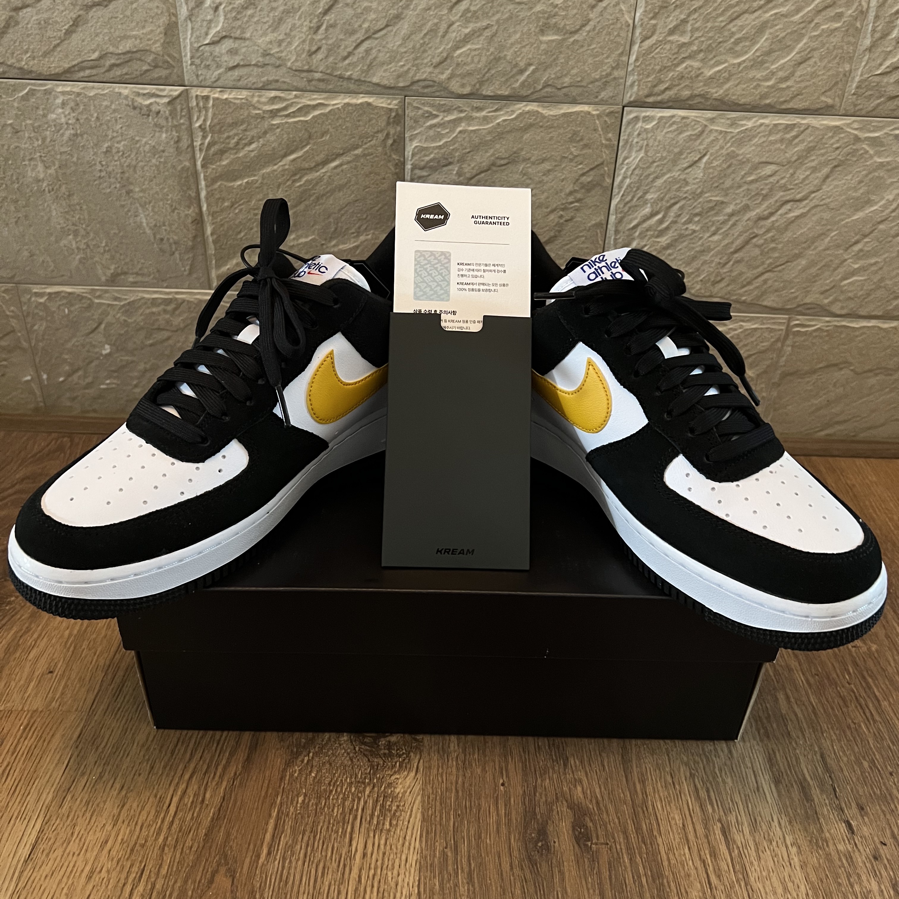 Nike Air Force 1 '07 LV8 Athletic Club Black Dark Sulfur 착용 스타일 - 4