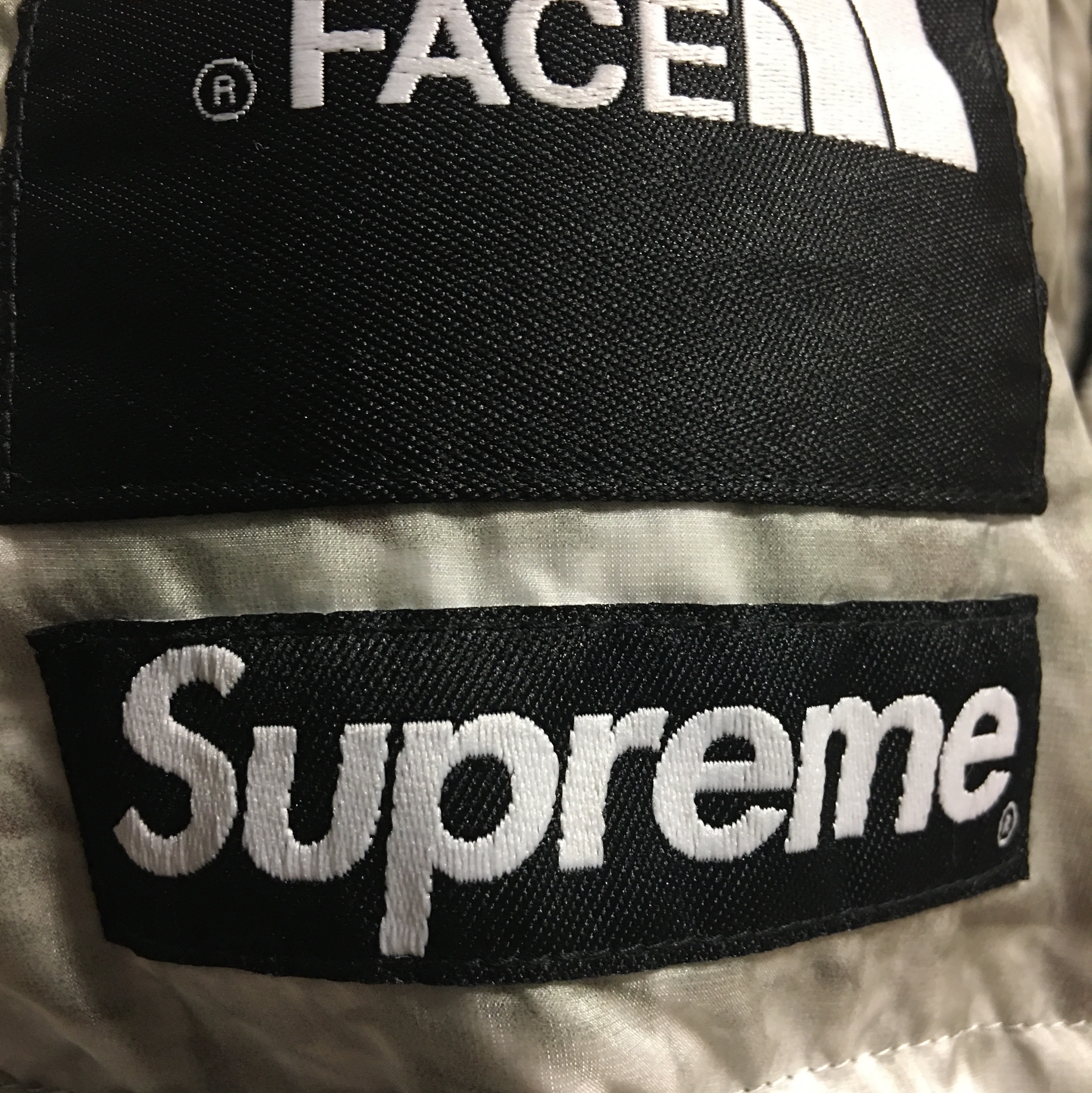 Supreme x The North Face Paper Print Nuptse Jacket - 19FW 착용 스타일 - 4