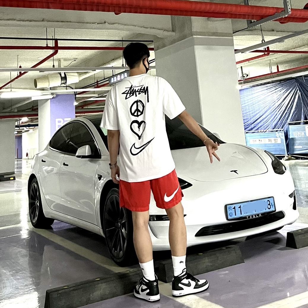 Nike x Stussy NRG RA T-Shirt Summit White (DM4942-121), Nike x Stussy Water Shorts Habanero Red 착용 스타일