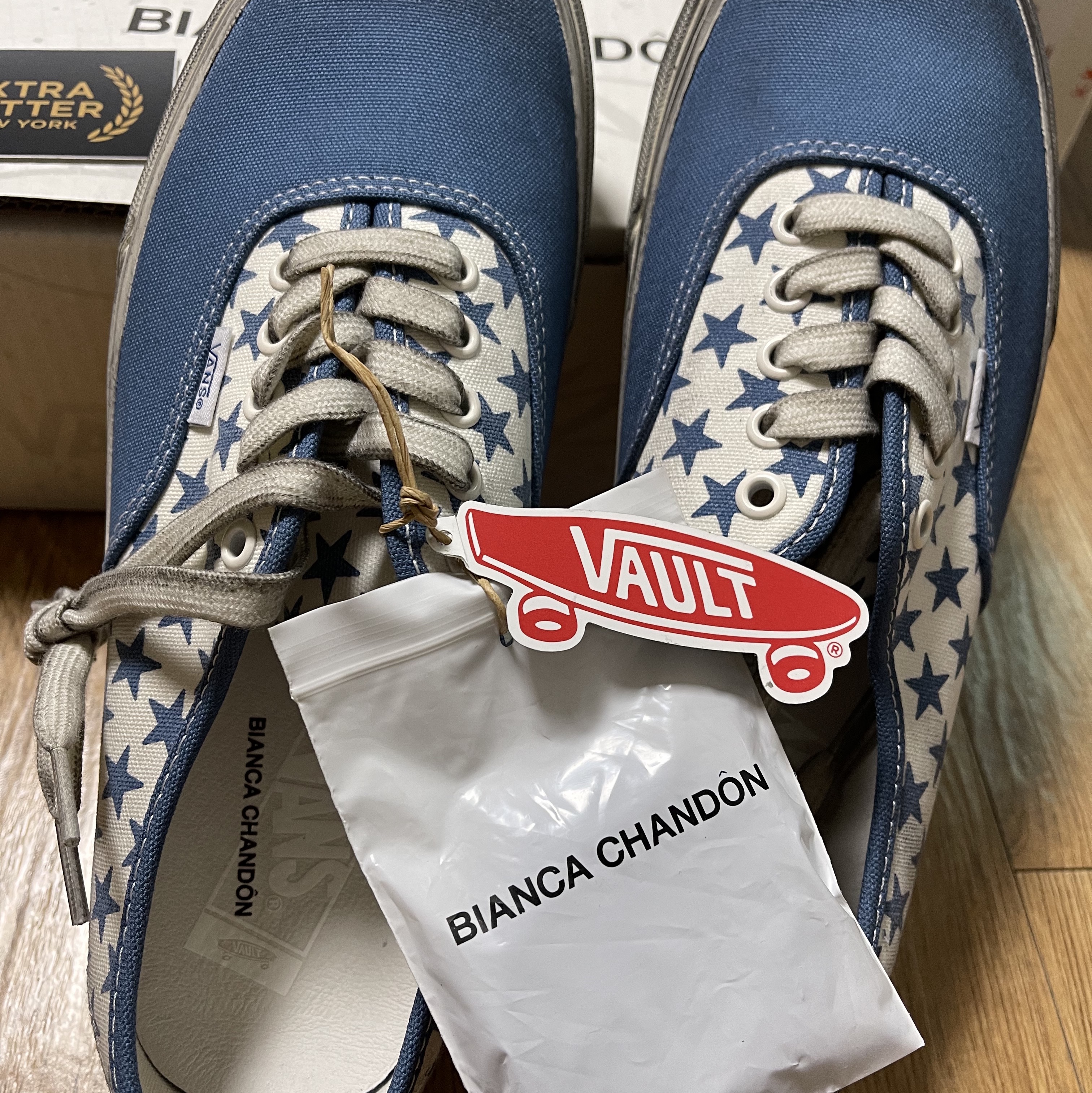 Vans Vault x Bianca Chandon Authentic LX Stressed Navy White 착용 스타일 - 2