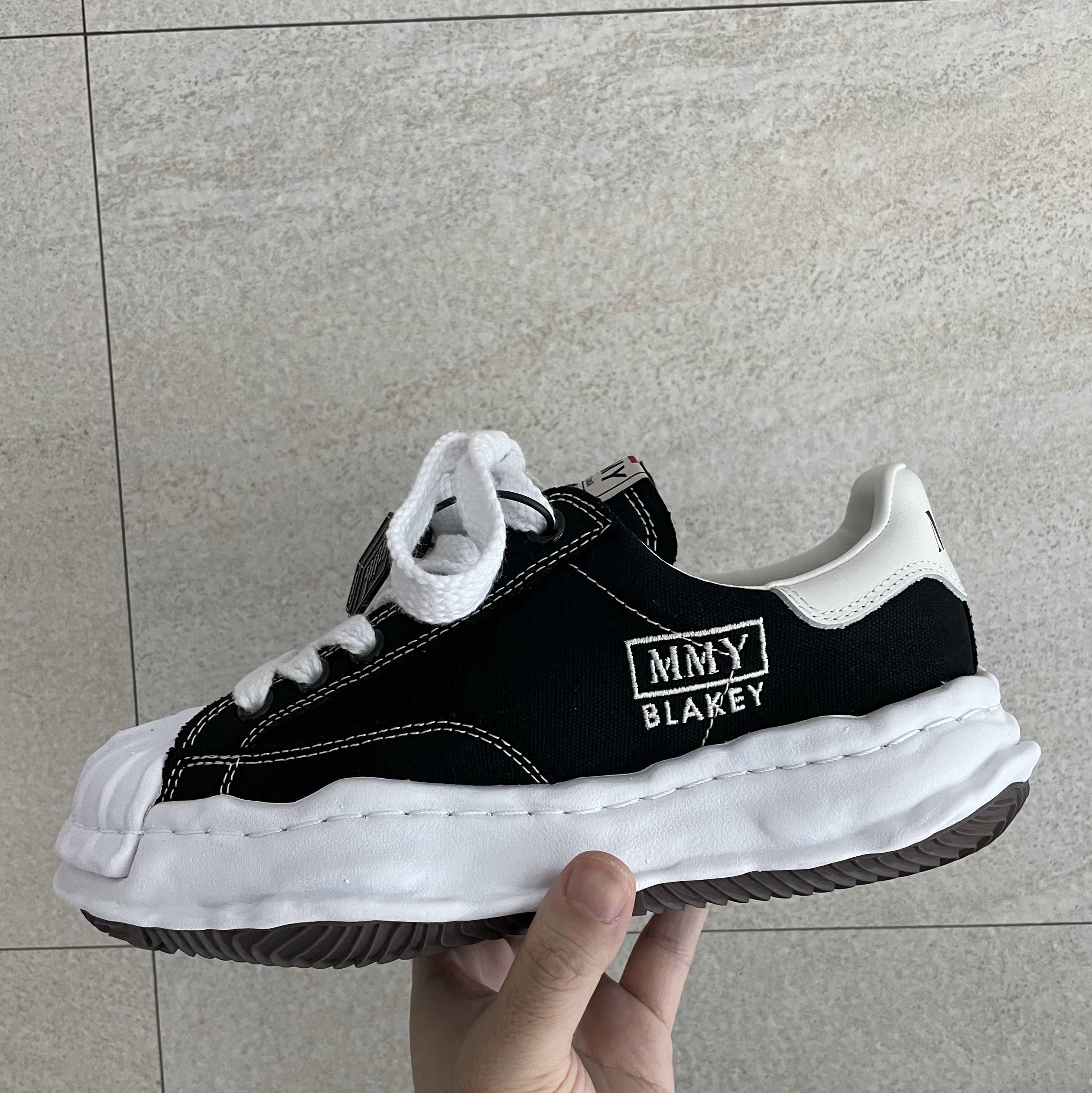 Maison Mihara Yasuhiro Blakey OG Sole Canvas Low-top Sneakers Black White 착용 스타일