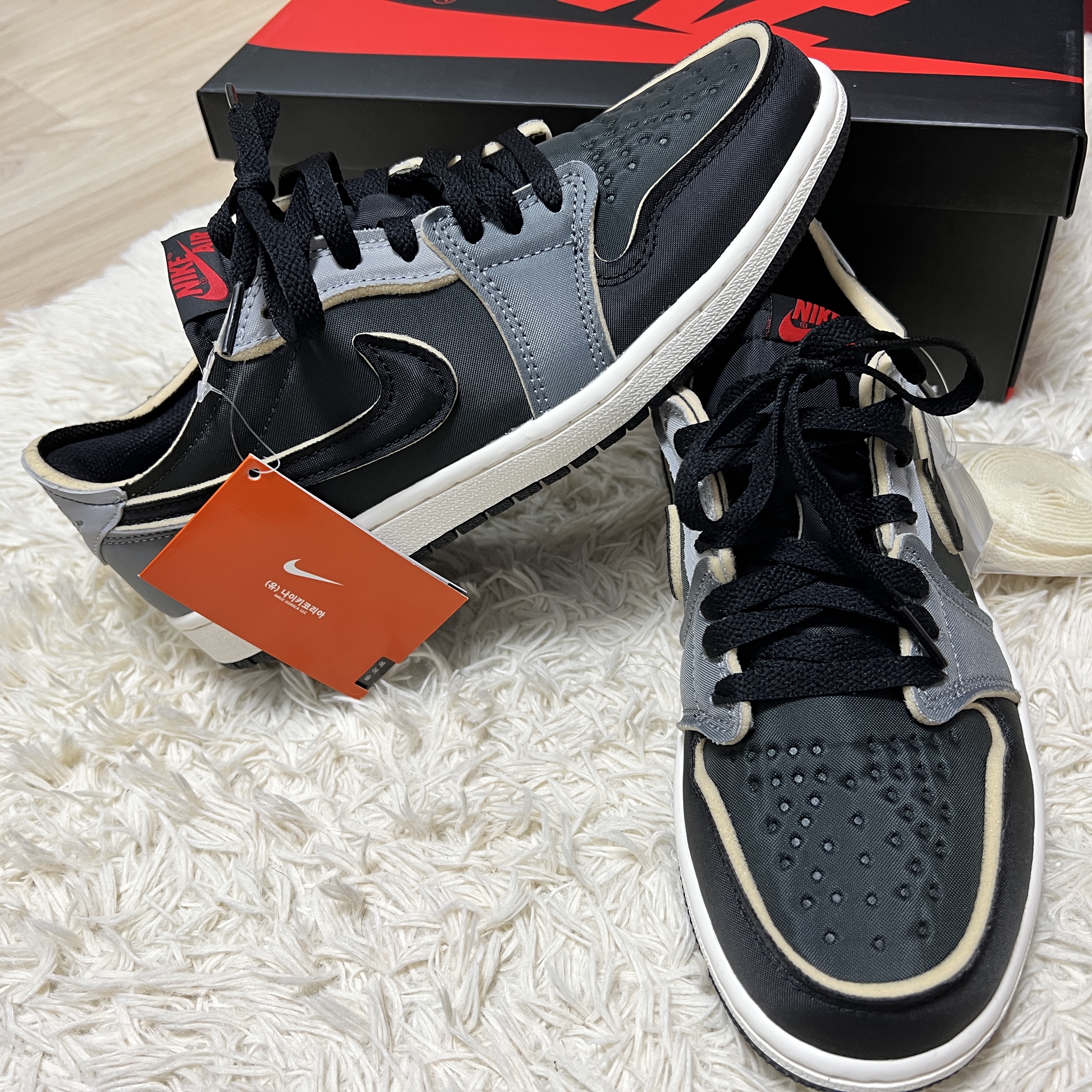 Jordan 1 Retro Low OG EX Black and Smoke Grey 착용 스타일 - 2