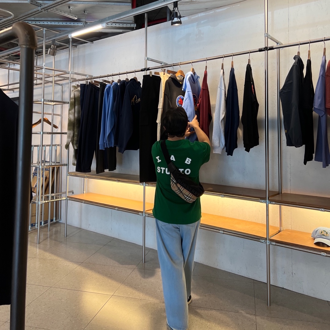 IAB Studio T-Shirt Green - 22FW 착용 스타일 - 2