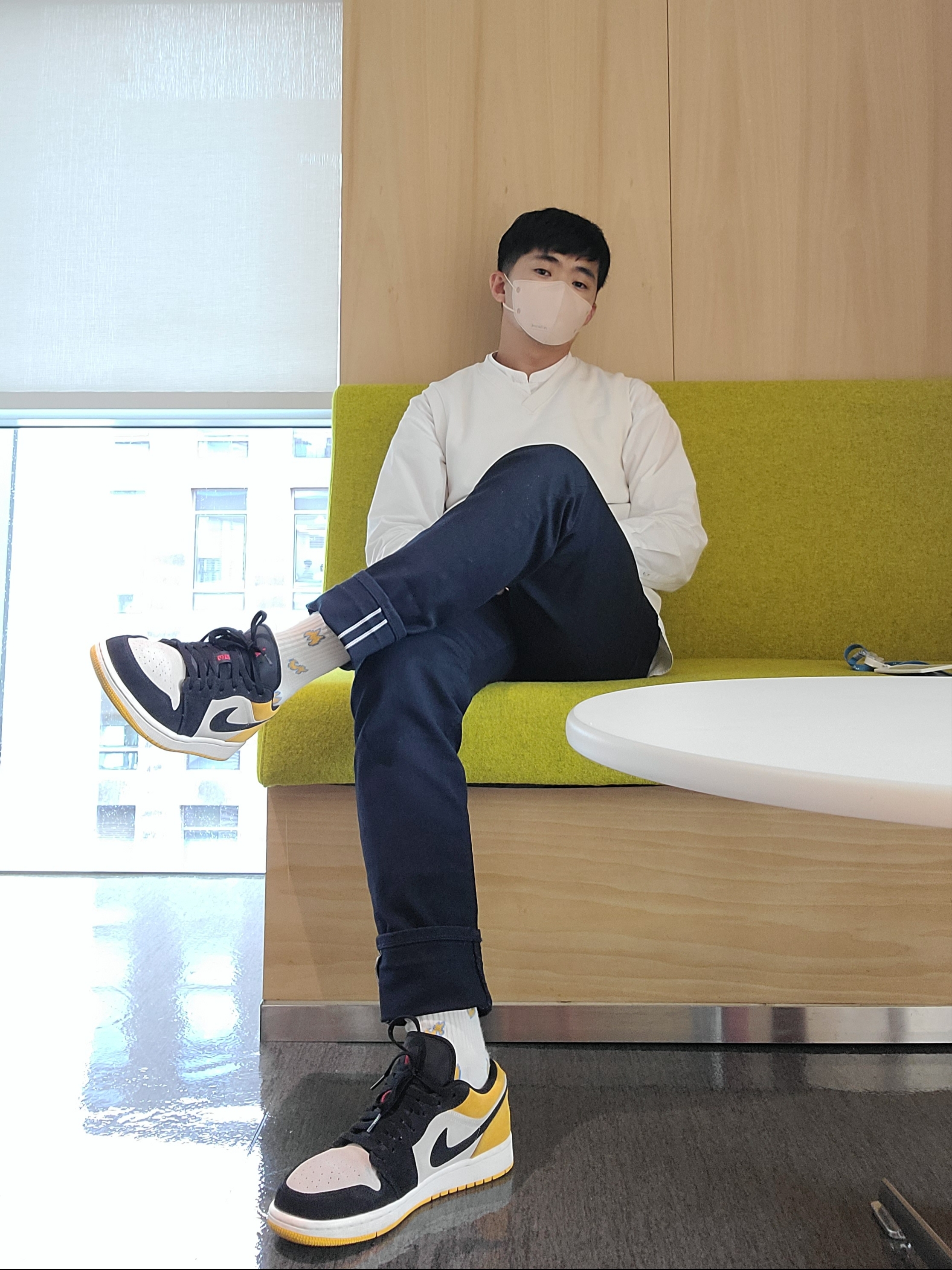 Jordan 1 Low Sail University Gold Black 착용 스타일