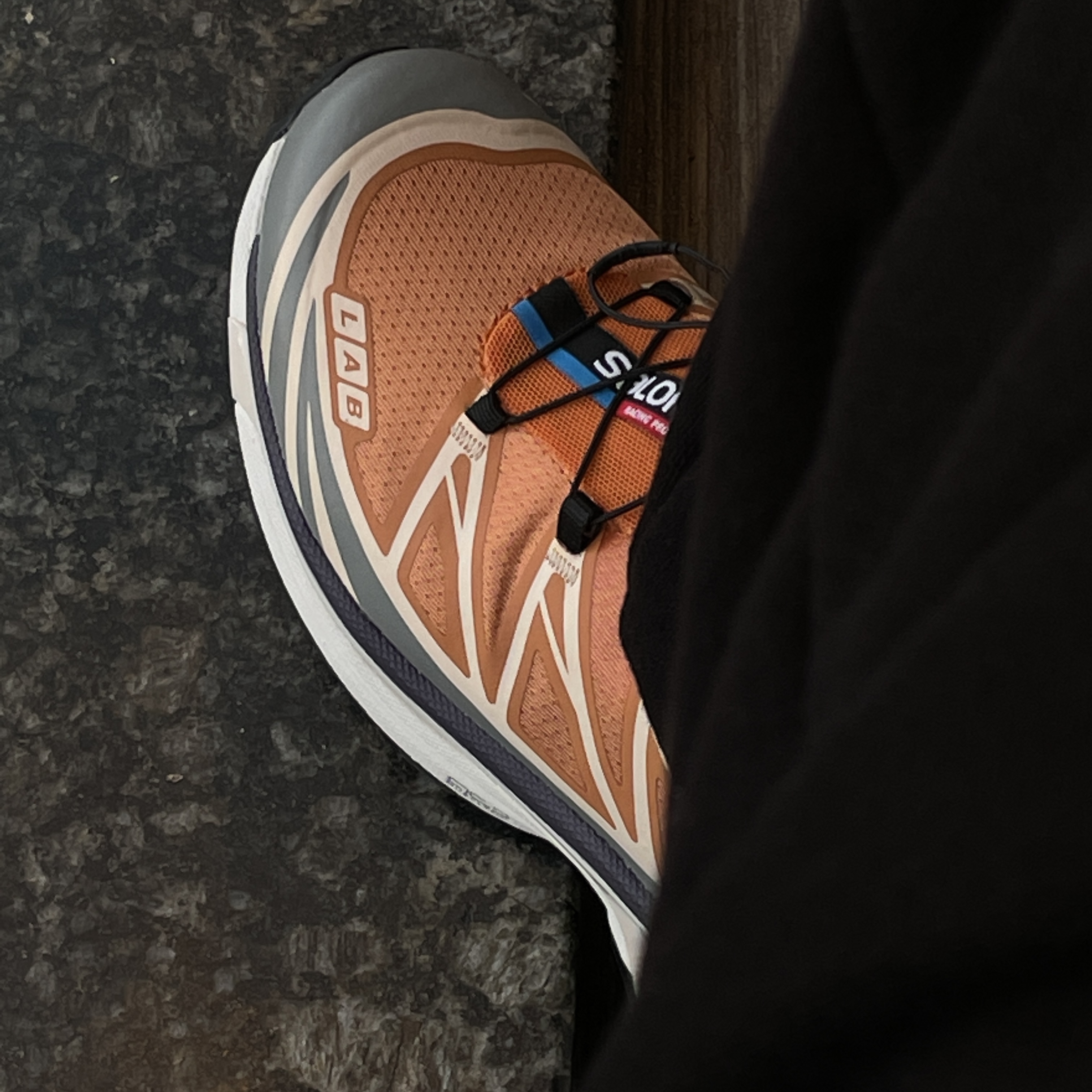 Salomon XT-6 Apricot Buff 착용 스타일