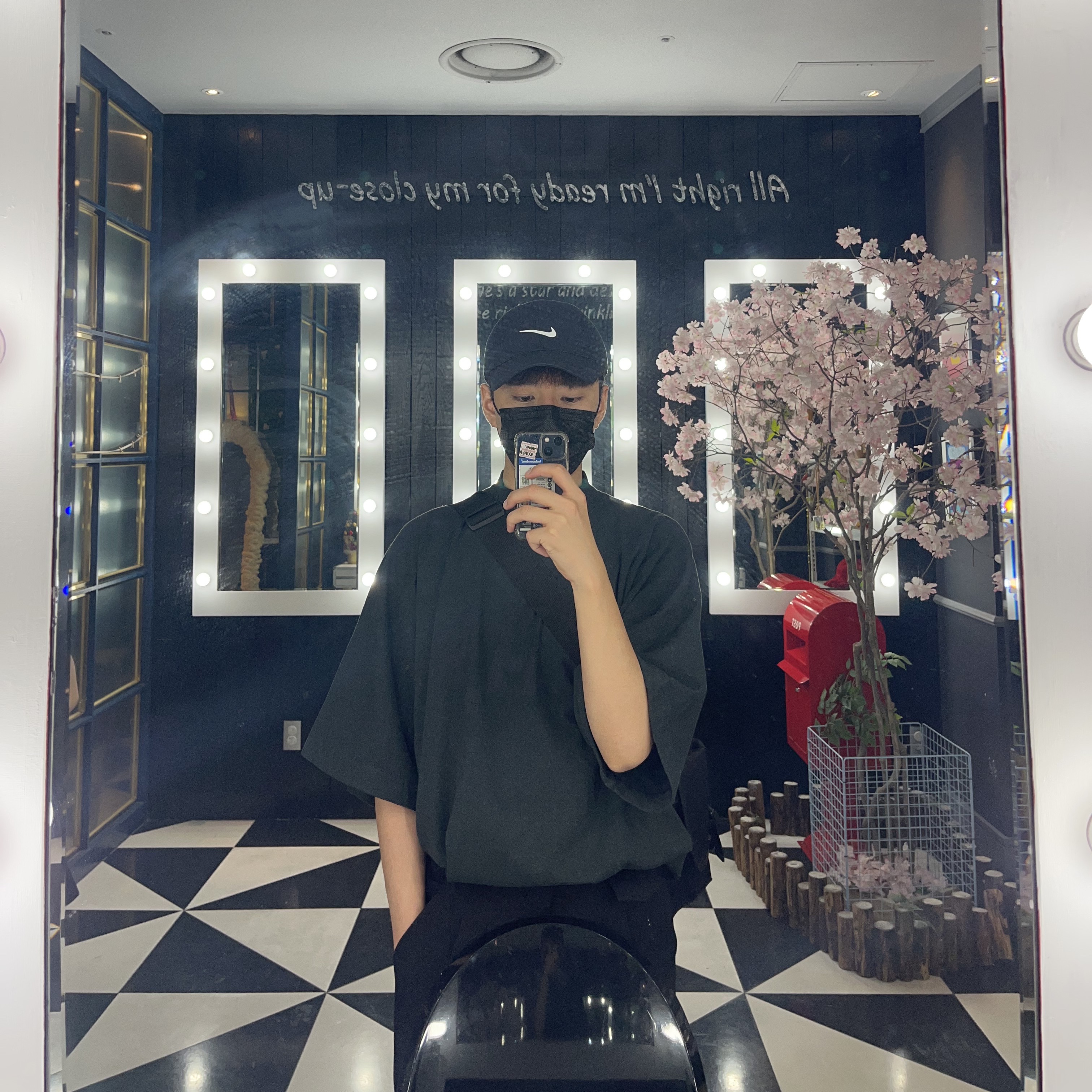 Yeezy Gap Engineered By Balenciaga Dove No Seam T-Shirt Black 착용 스타일