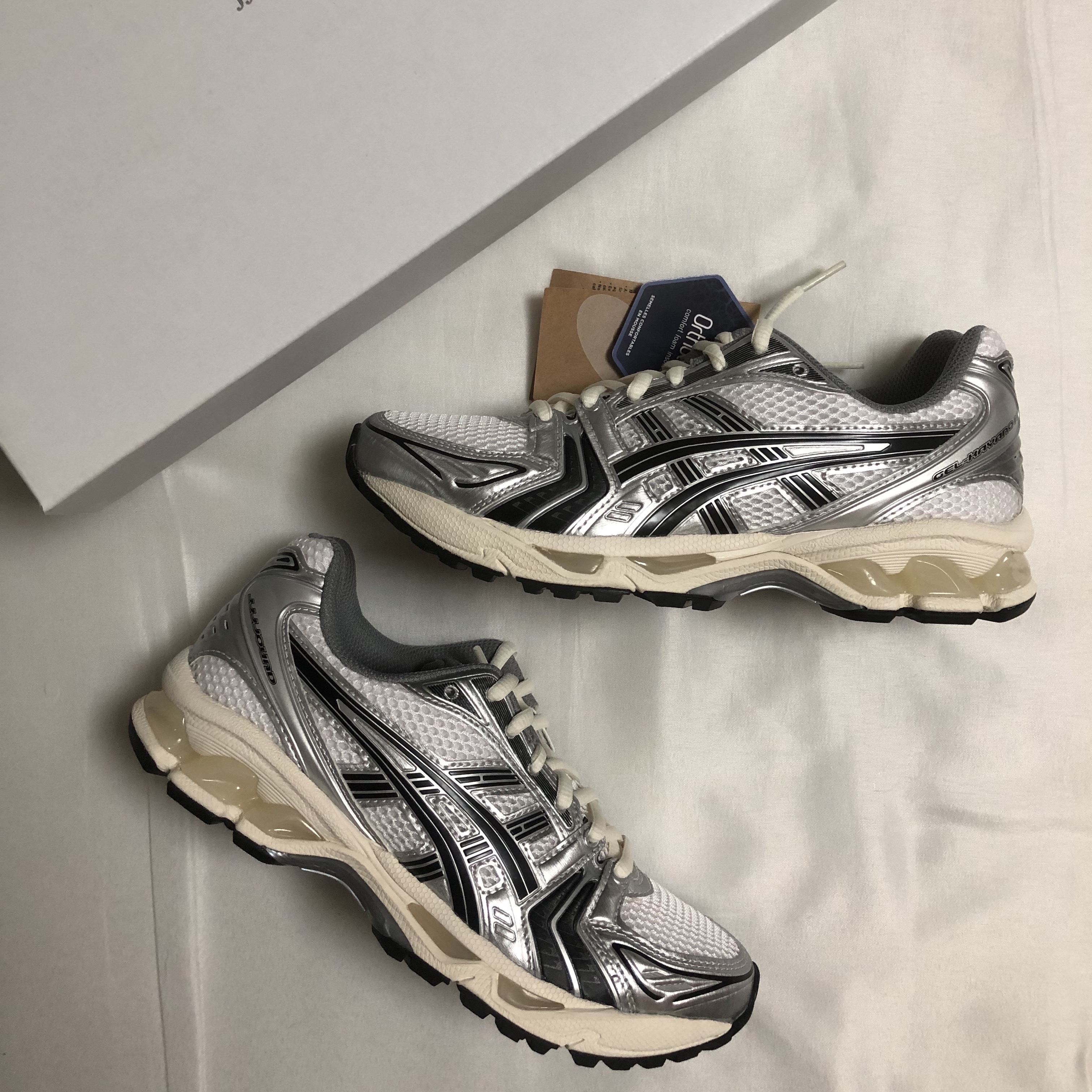Asics x JJJJound Gel-Kayano 14 Silver Black 착용 스타일 - 1