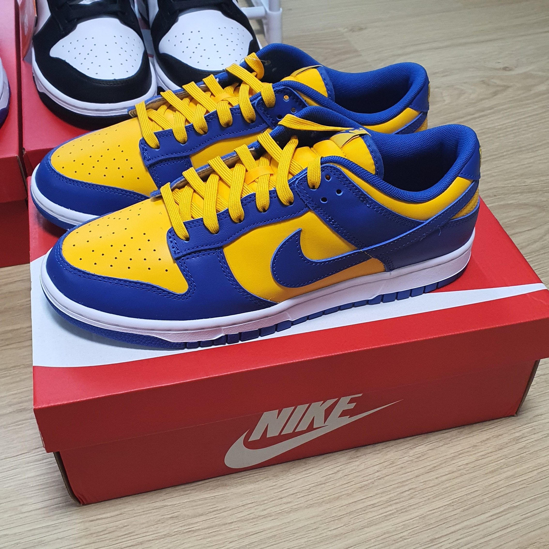 Nike Dunk Low Retro Blue Jay and University Gold 착용 스타일 - 5
