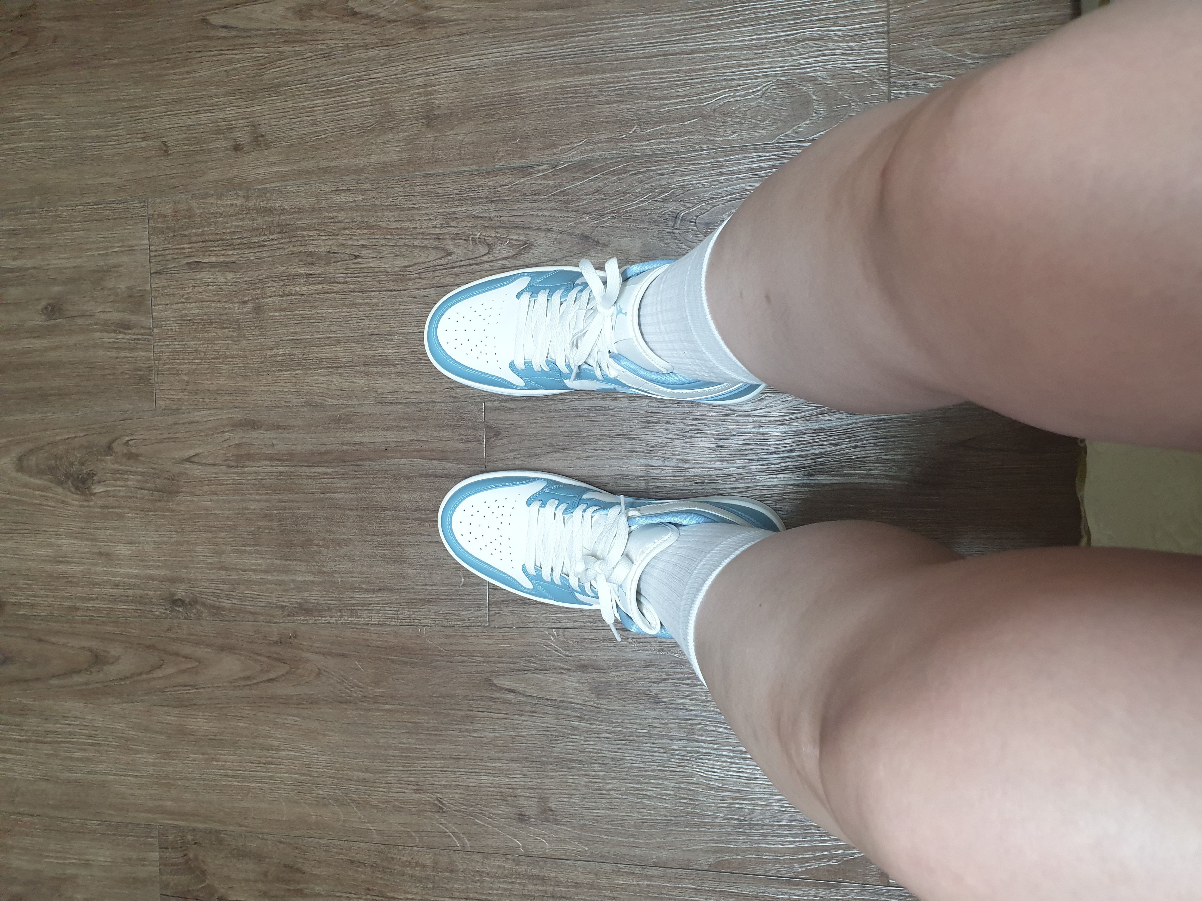 (W) Jordan 1 Mid Sail and Worn Blue 착용 스타일 - 2
