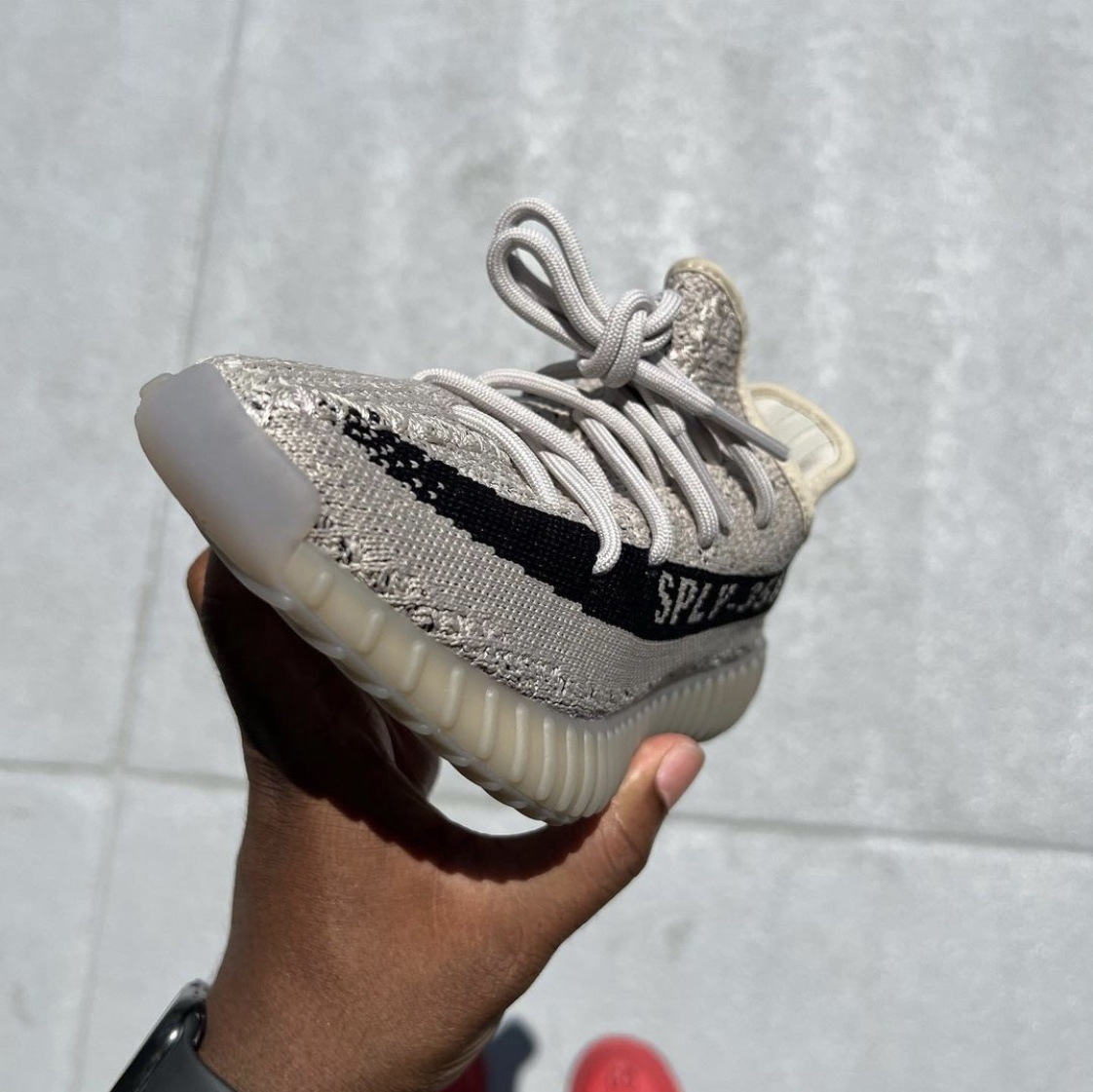 Adidas Yeezy Boost 350 V2 Slate Core Black 2022/2023 착용 스타일 - 2