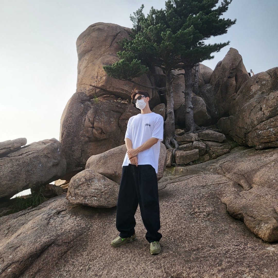 Nike x Supreme Shox Ride 2 SP Neutral Olive, Stussy Big Link T-Shirt White 착용 스타일 - 1