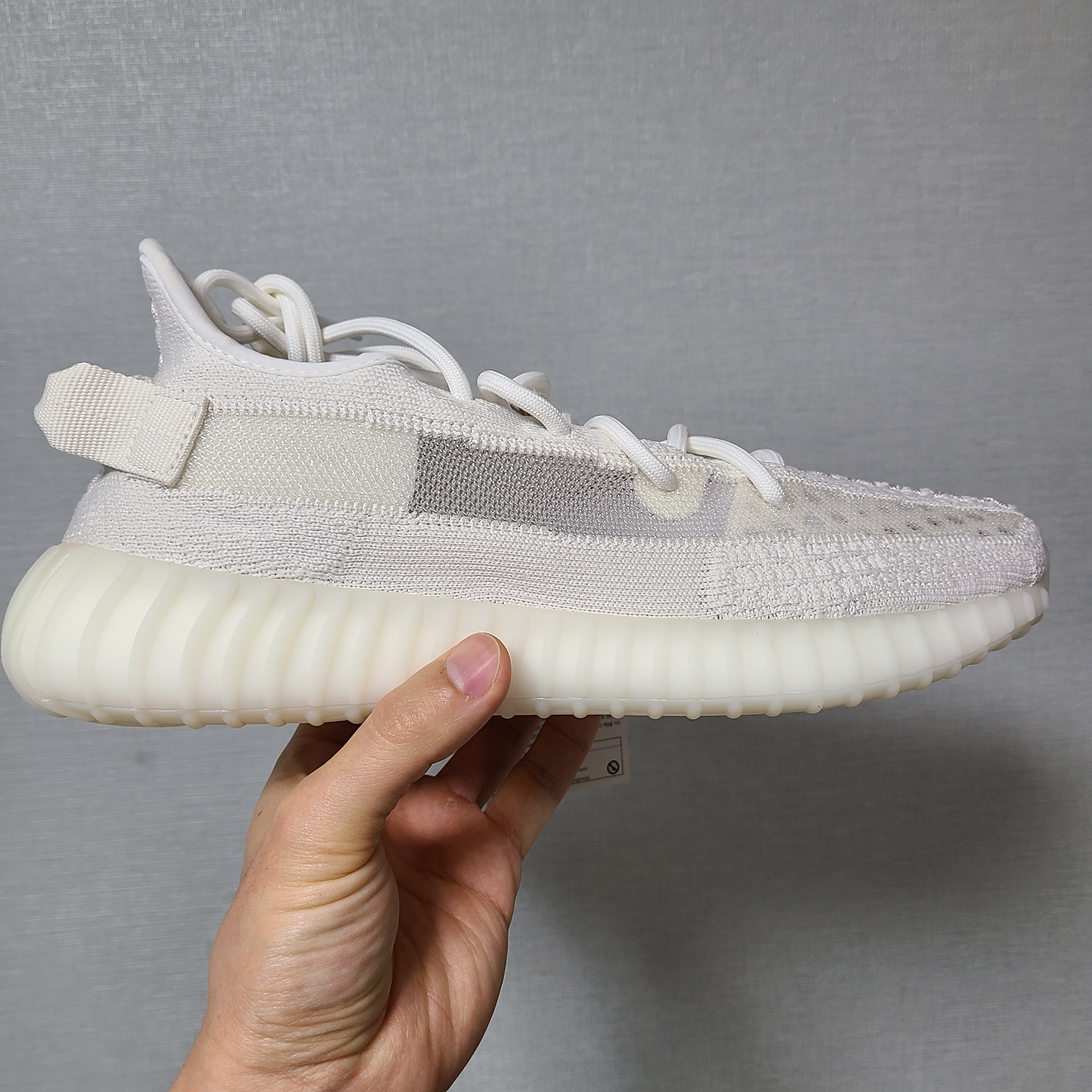 Adidas Yeezy Boost 350 V2 Bone 착용 스타일 - 2