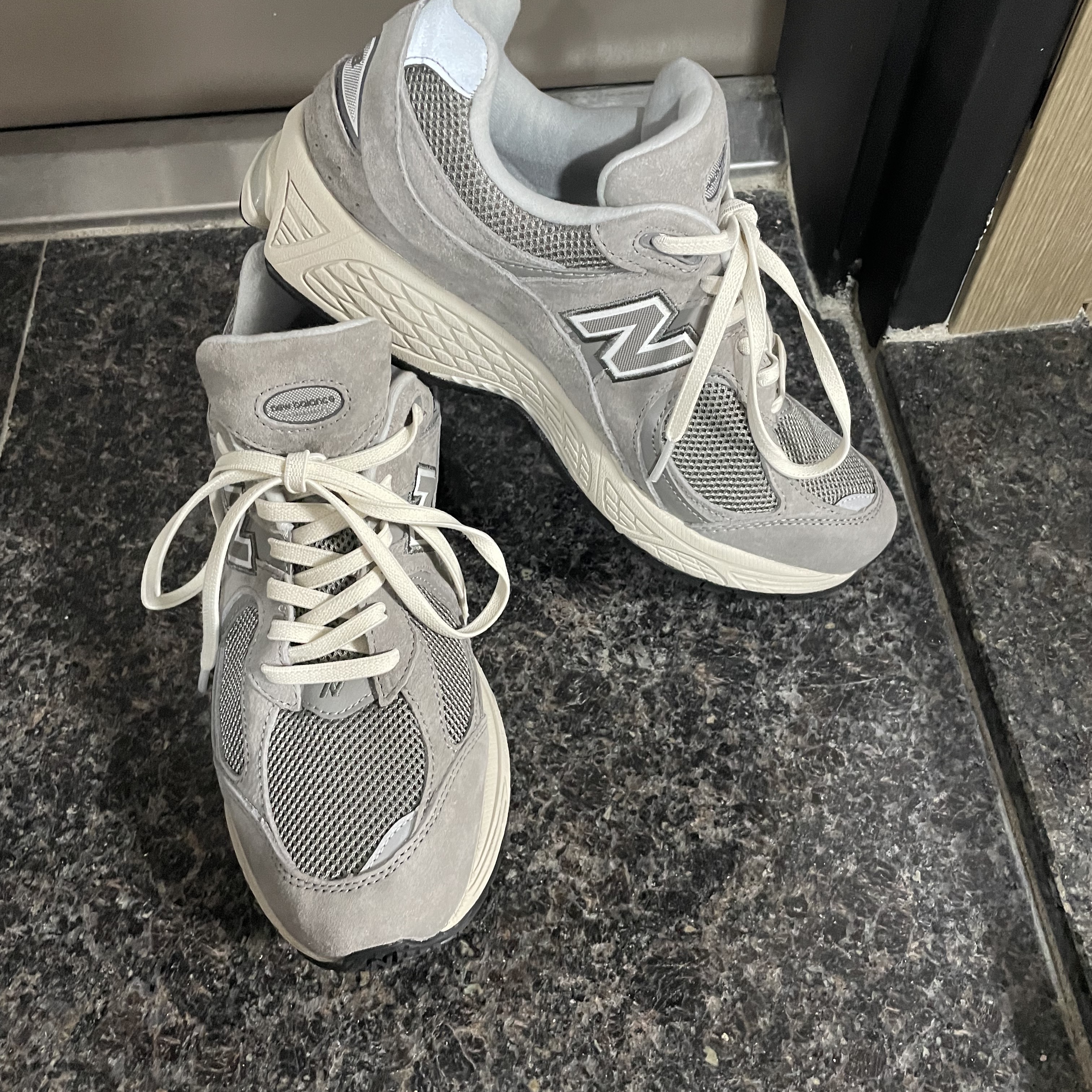 New Balance 2002R Grey 착용 스타일