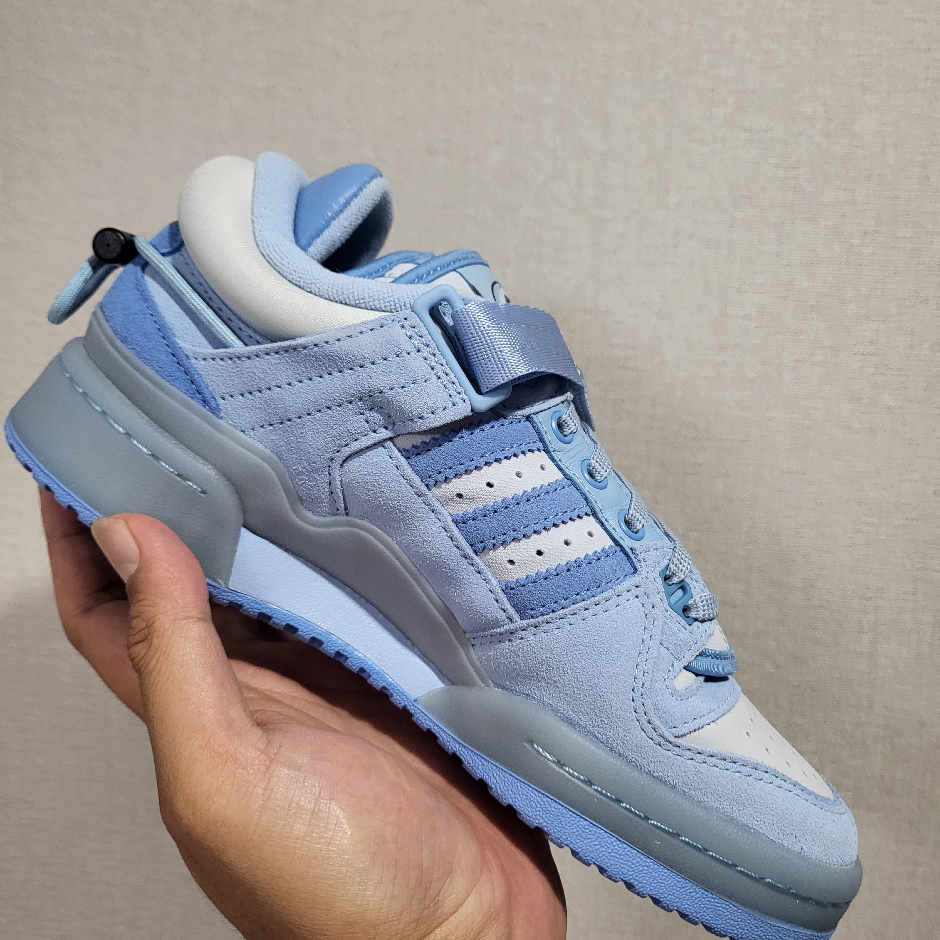Adidas x Bad Bunny Forum Low Blue Tint 착용 스타일 - 1