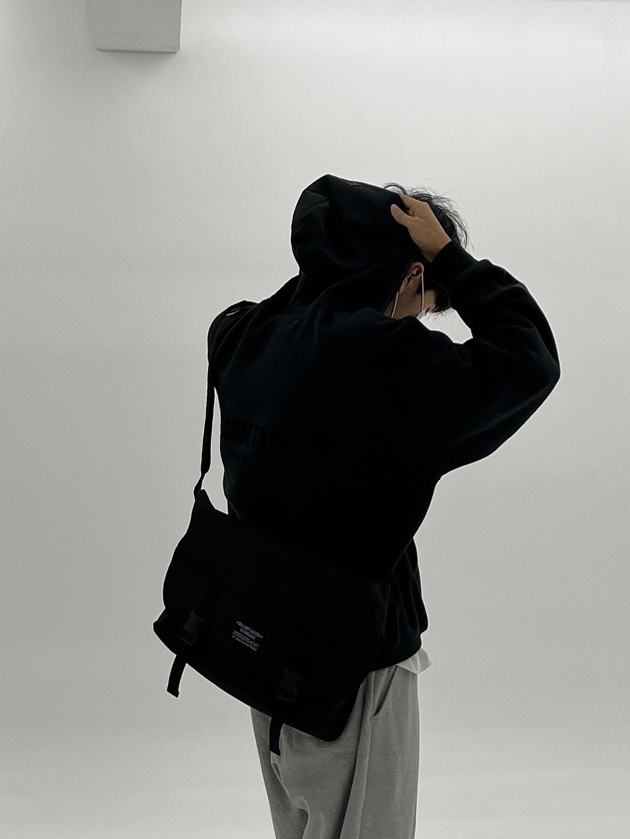 Essentials The Core Collection Hoodie Stretch Limo 착용 스타일 - 1