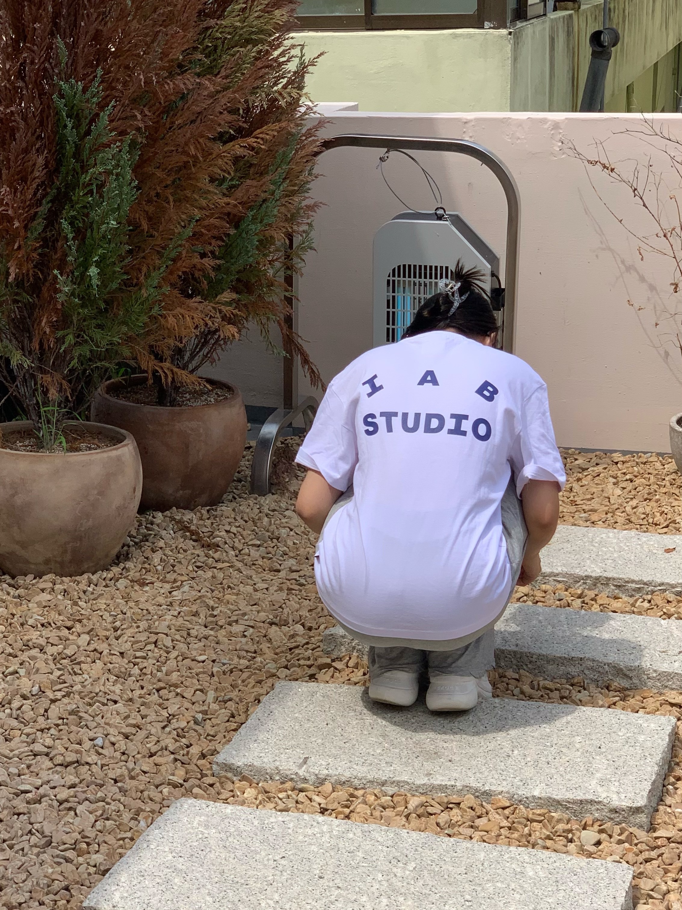 IAB Studio T-Shirt White Navy - 22FW 착용 스타일 - 1