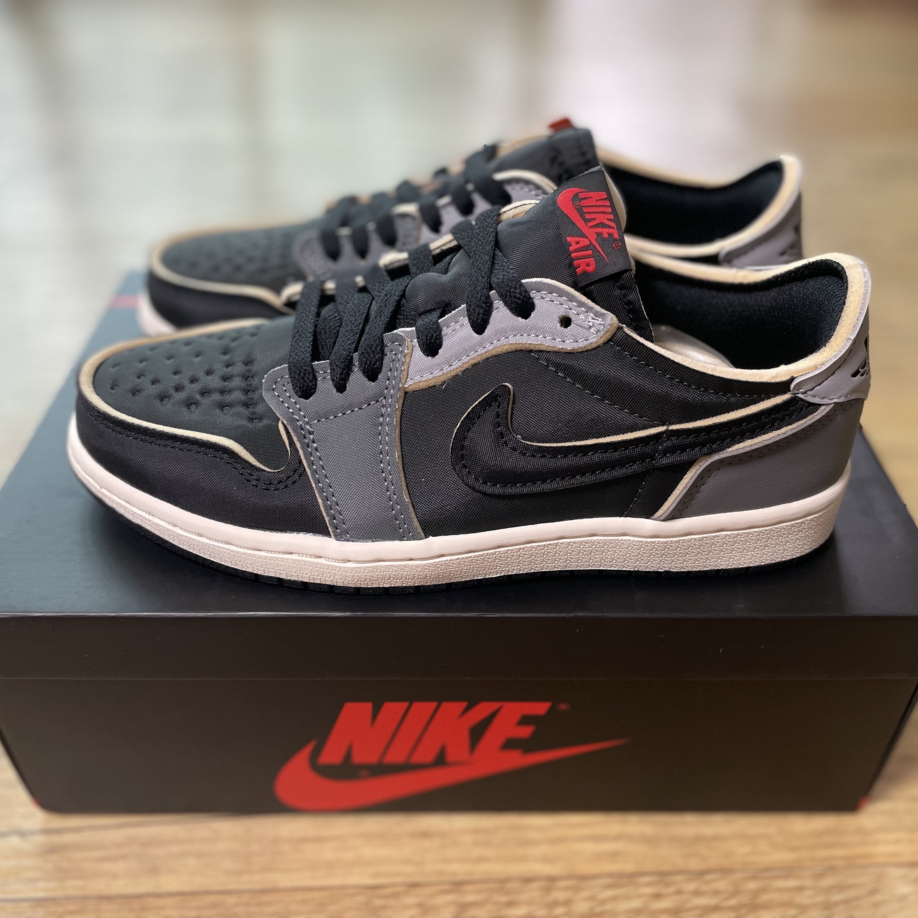 Jordan 1 Retro Low OG EX Black and Smoke Grey 착용 스타일 - 2