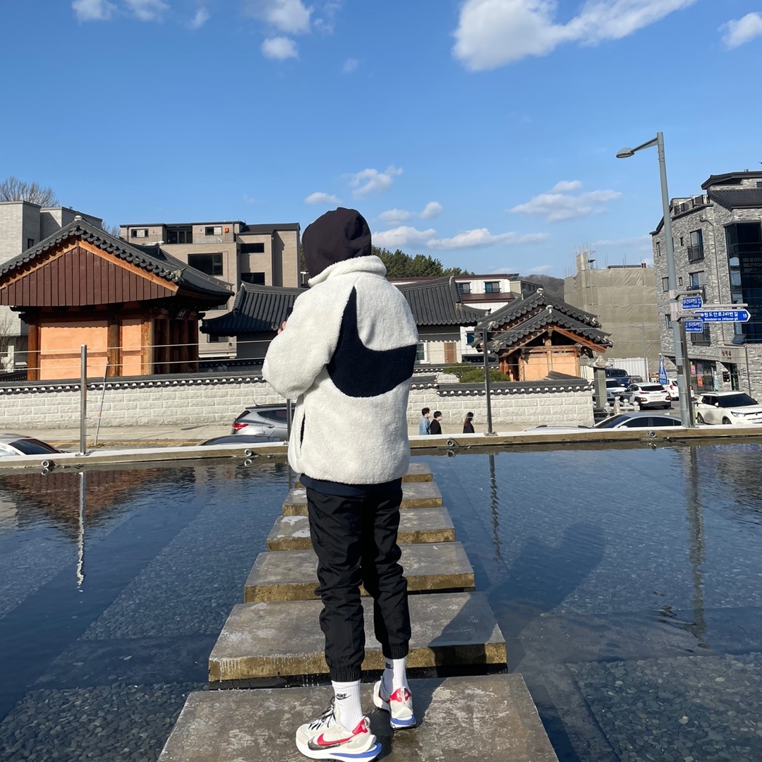 Nike x Sacai VaporWaffle Royal Fuchsia 착용 스타일