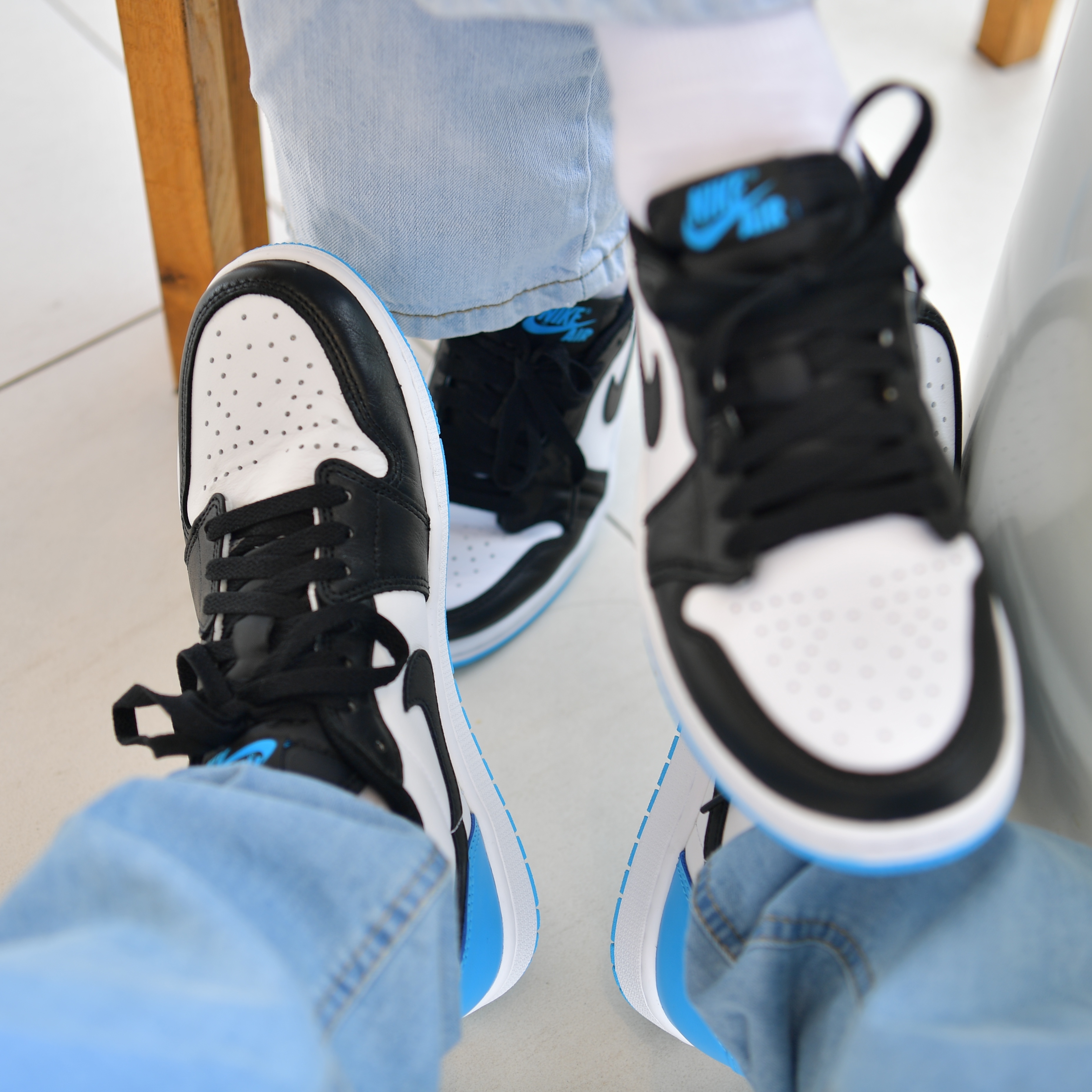 Jordan 1 Retro Low OG Black and Dark Powder Blue, Off-White x Amore Pacific Protection Box (Without Cosmetics) 착용 스타일 - 3