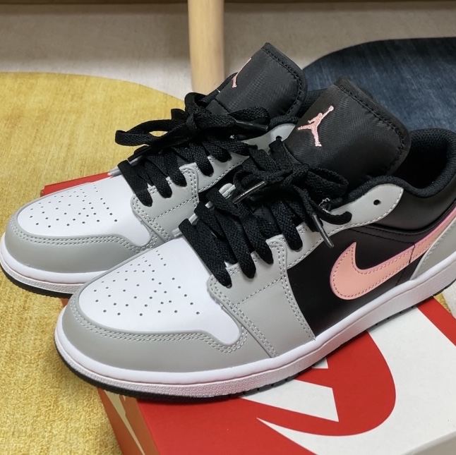 Jordan 1 Low Grey Fog Black Bleached Coral 착용 스타일 - 1