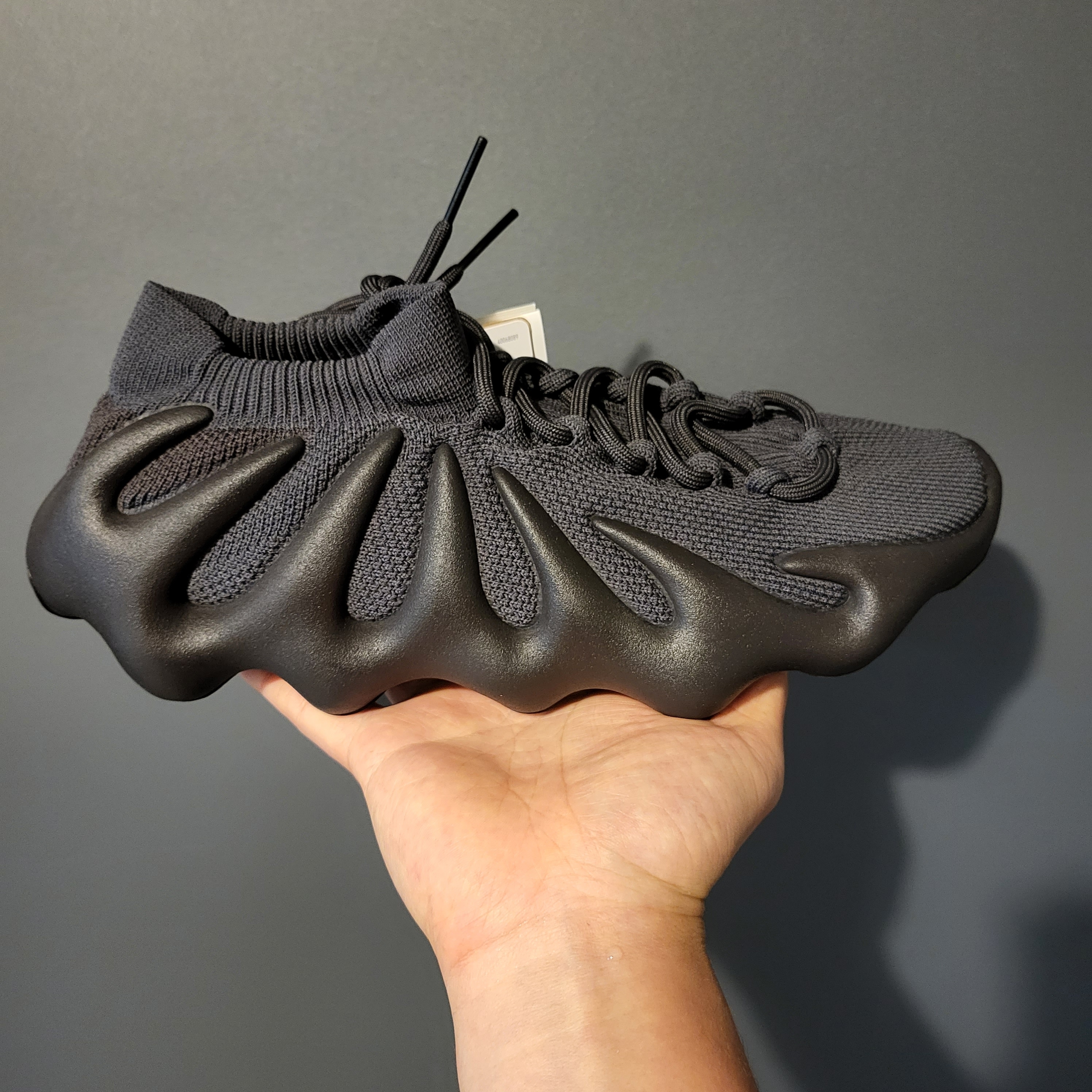 Adidas Yeezy 450 Utility Black 착용 스타일 - 1