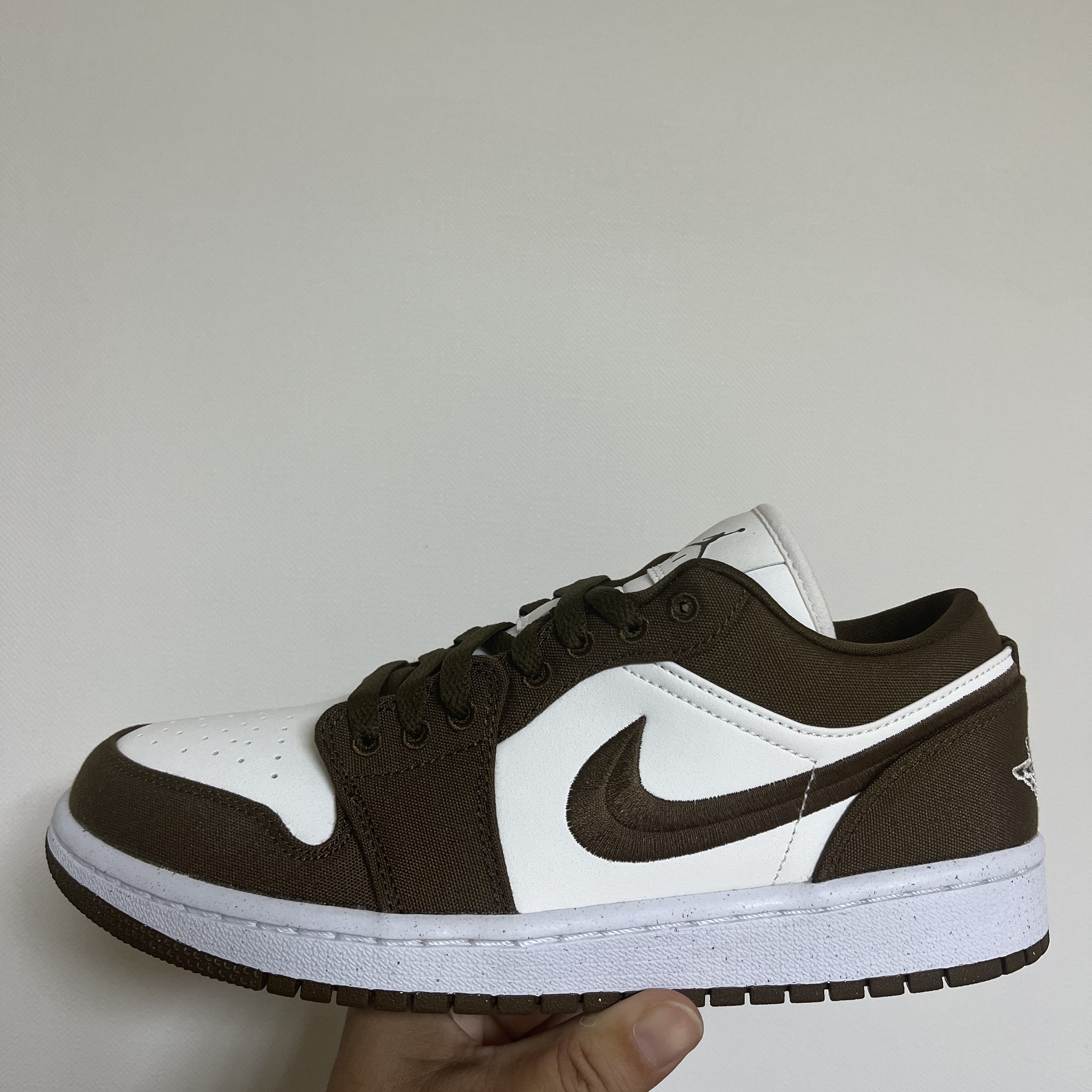 (W) Jordan 1 Low SE Light Olive 착용 스타일 - 1