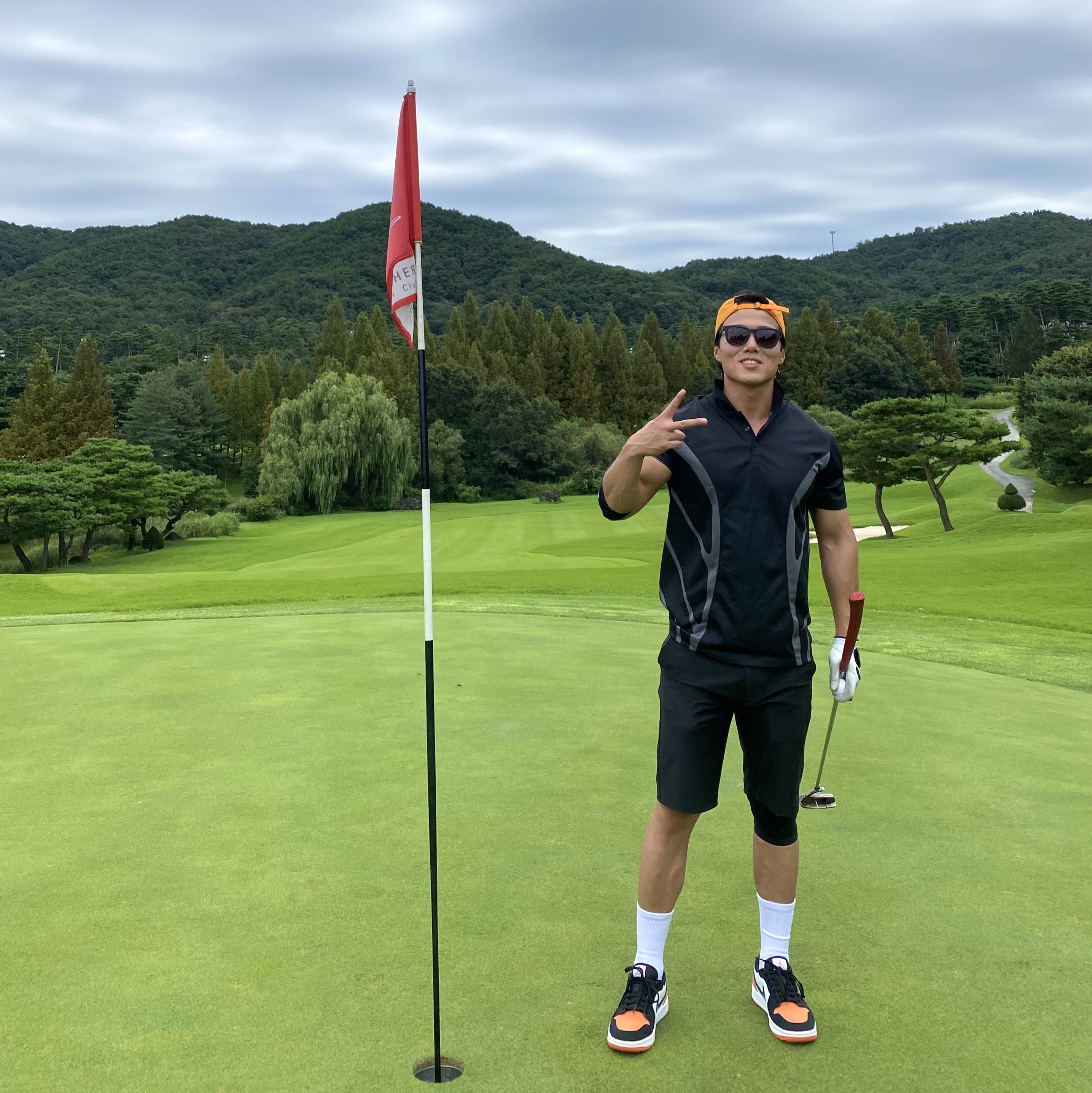 Jordan 1 Low Golf Starfish, Nike x Drake Nocta Golf Polo Black - Asia 착용 스타일 - 1