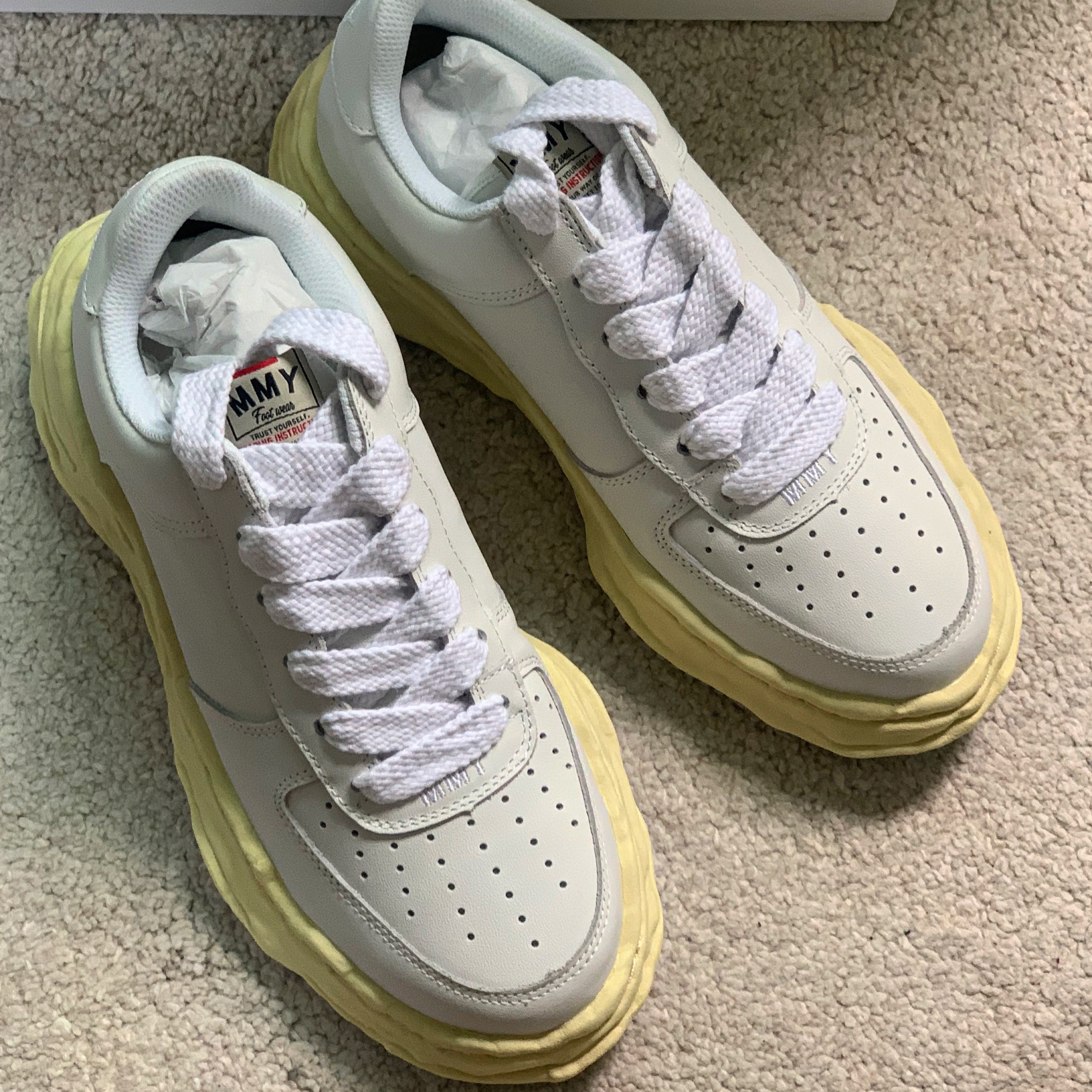 Maison Mihara Yasuhiro Wayne OG Sole Leather Low-top Sneakers White 착용 스타일