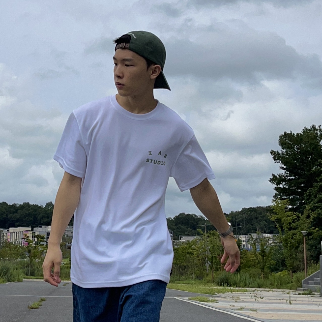 IAB Studio T-Shirt White Light Green 착용 스타일 - 5