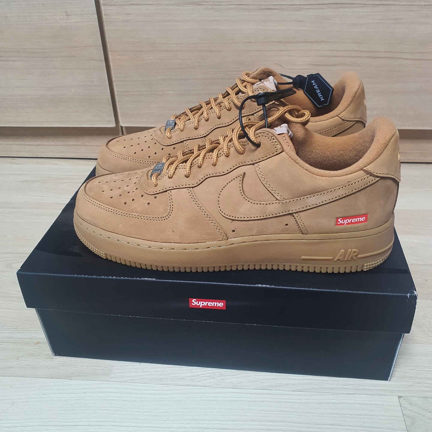 Nike x Supreme Air Force 1 Low Flax 착용 스타일