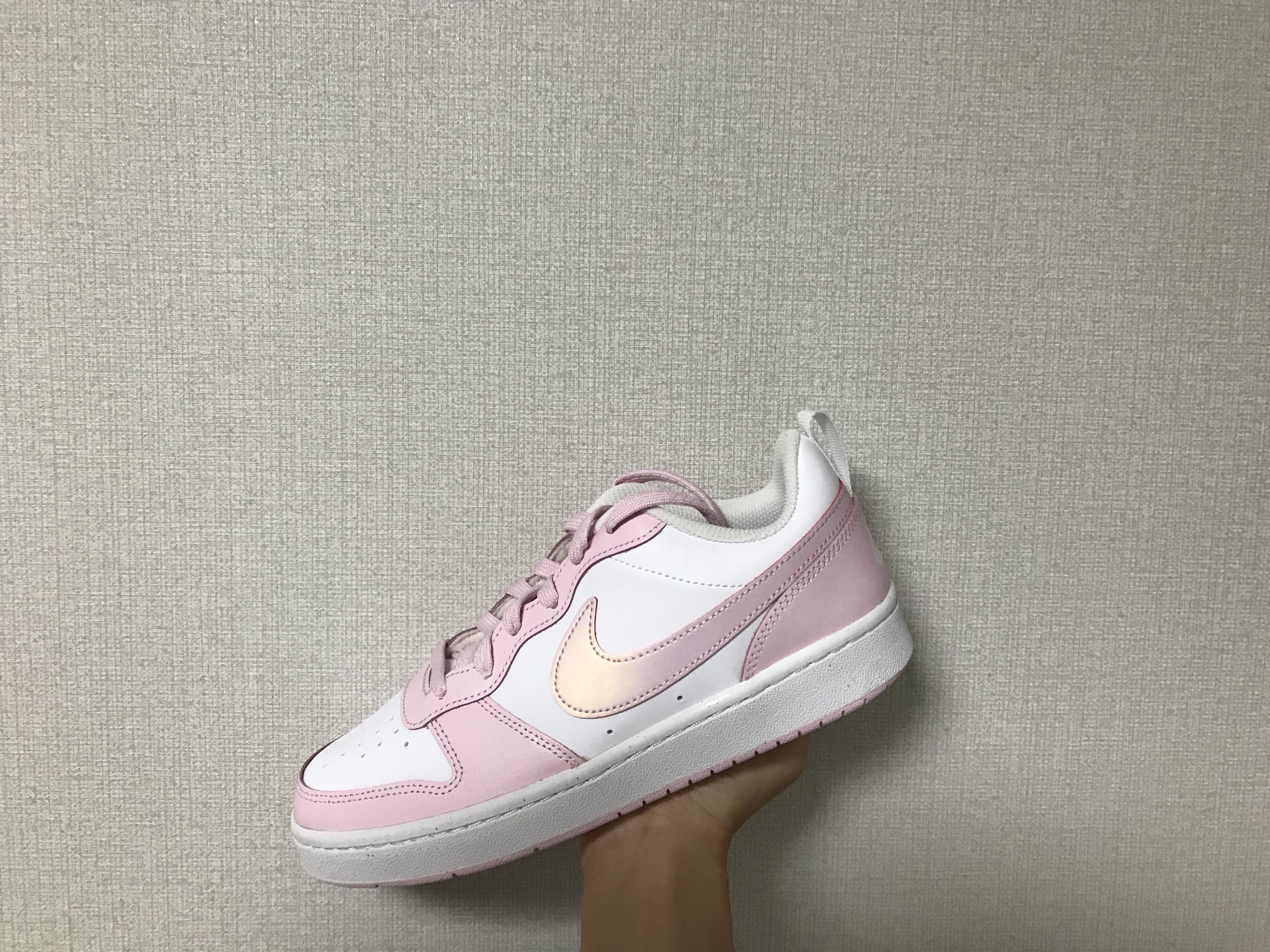 (W) Jordan 1 Mid SE Light Mulberry, (GS) Nike Court Borough 2 SE White Pink Foam 착용 스타일 - 3