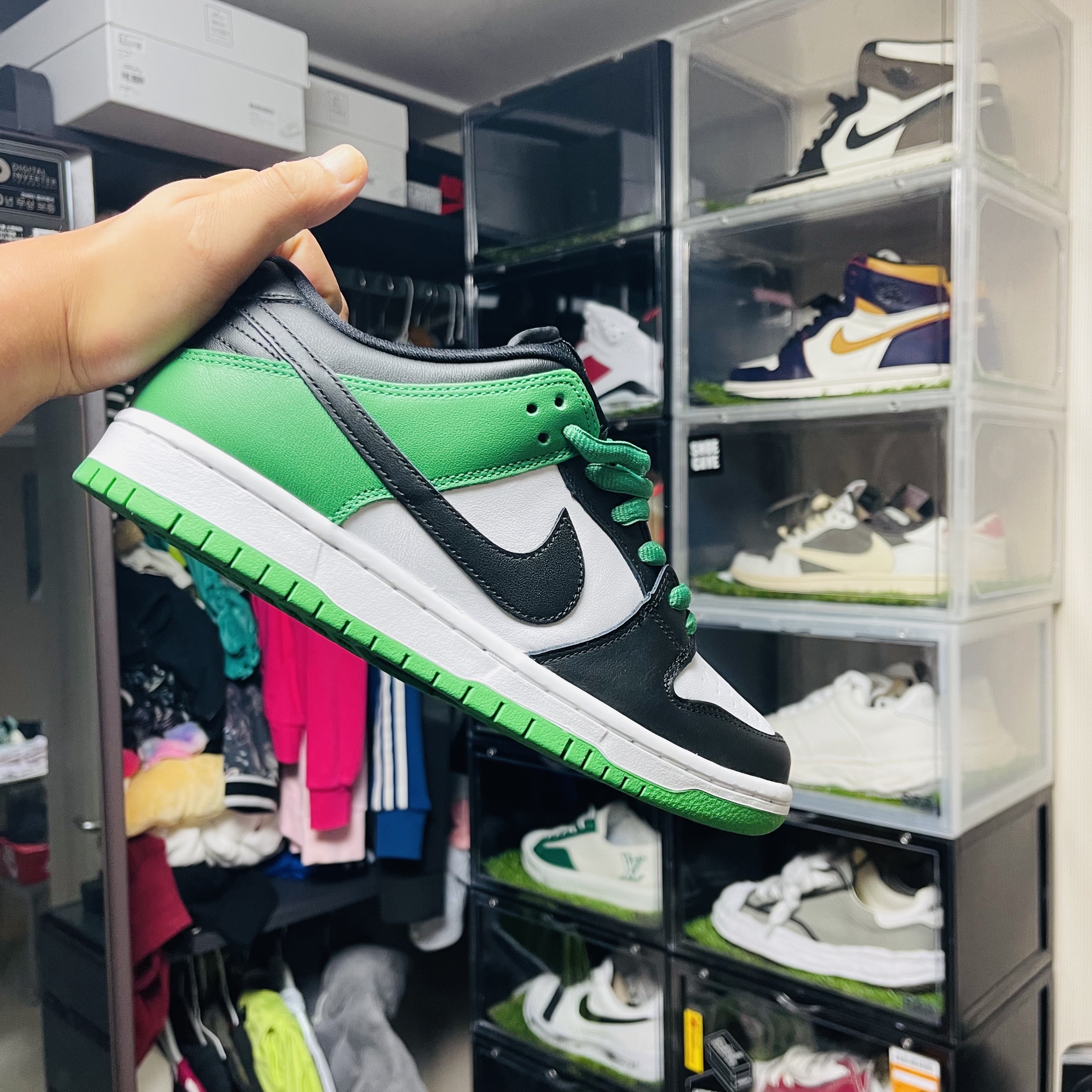 Nike SB Dunk Low Pro Black and Classic Green 착용 스타일 - 2