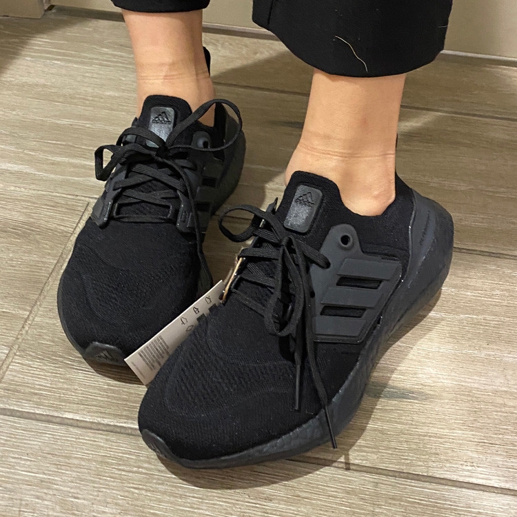 Adidas Ultraboost 22 Triple Black 착용 스타일