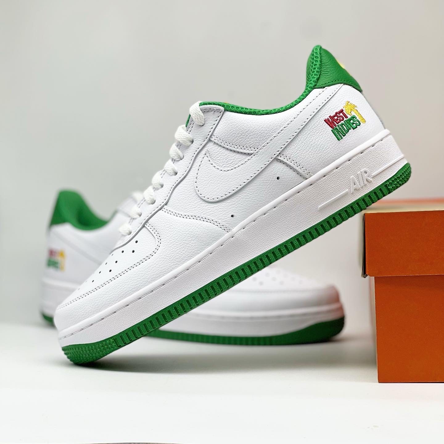 Nike Air Force 1 Low Retro QS West Indies Classic Green 착용 스타일 - 4