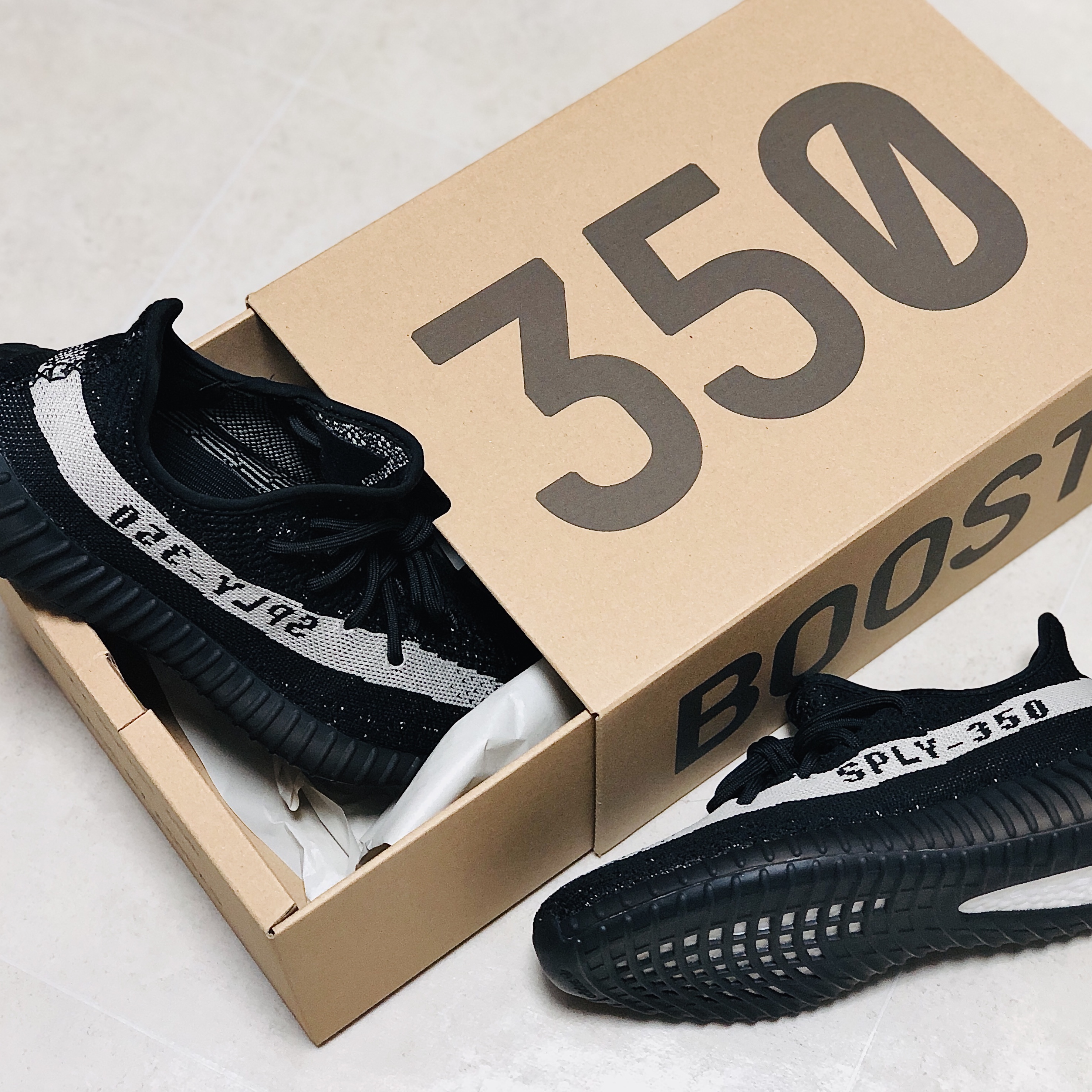 Adidas Yeezy Boost 350 V2 Core Black White 2022 착용 스타일