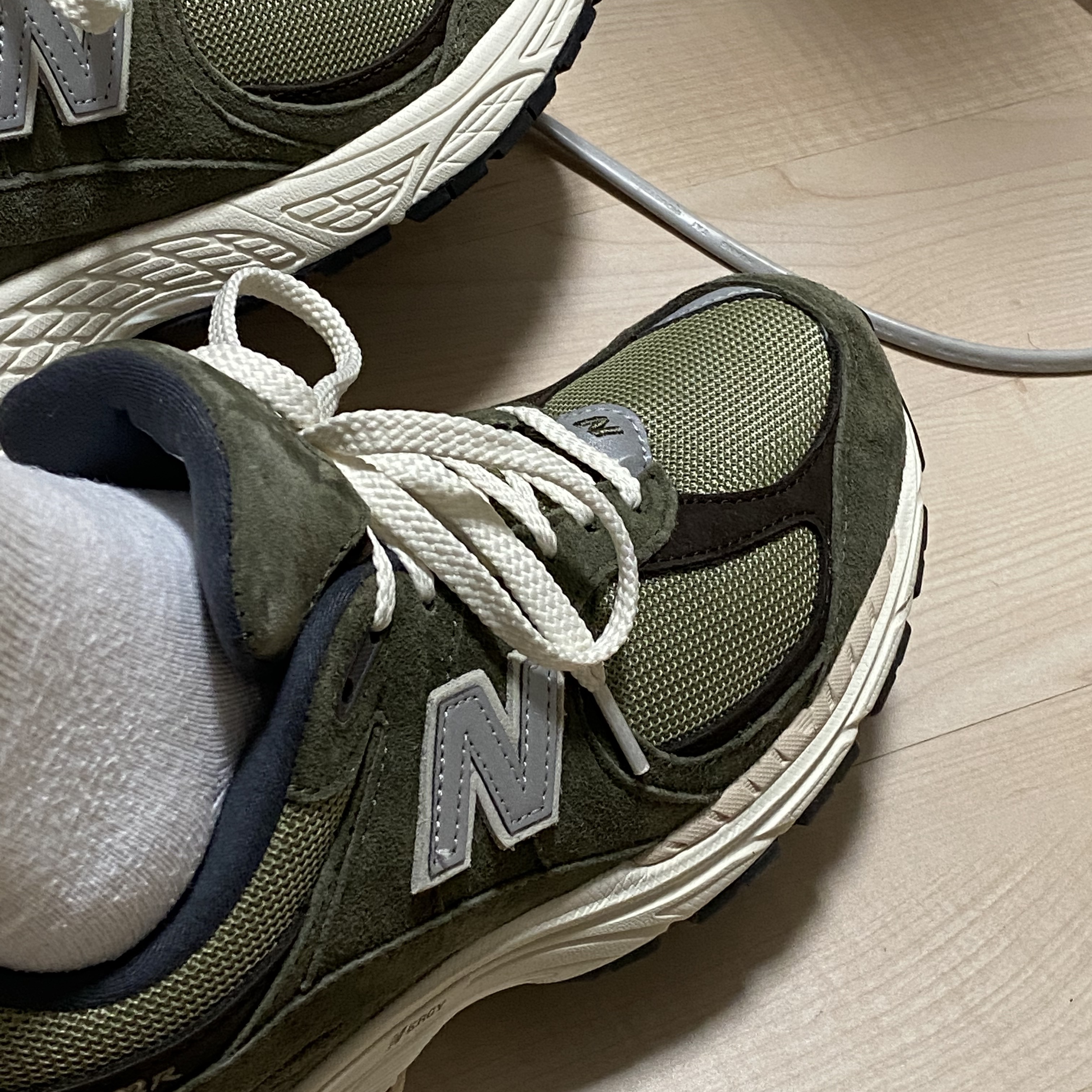 New Balance 2002R Special Vintage Khaki 착용 스타일