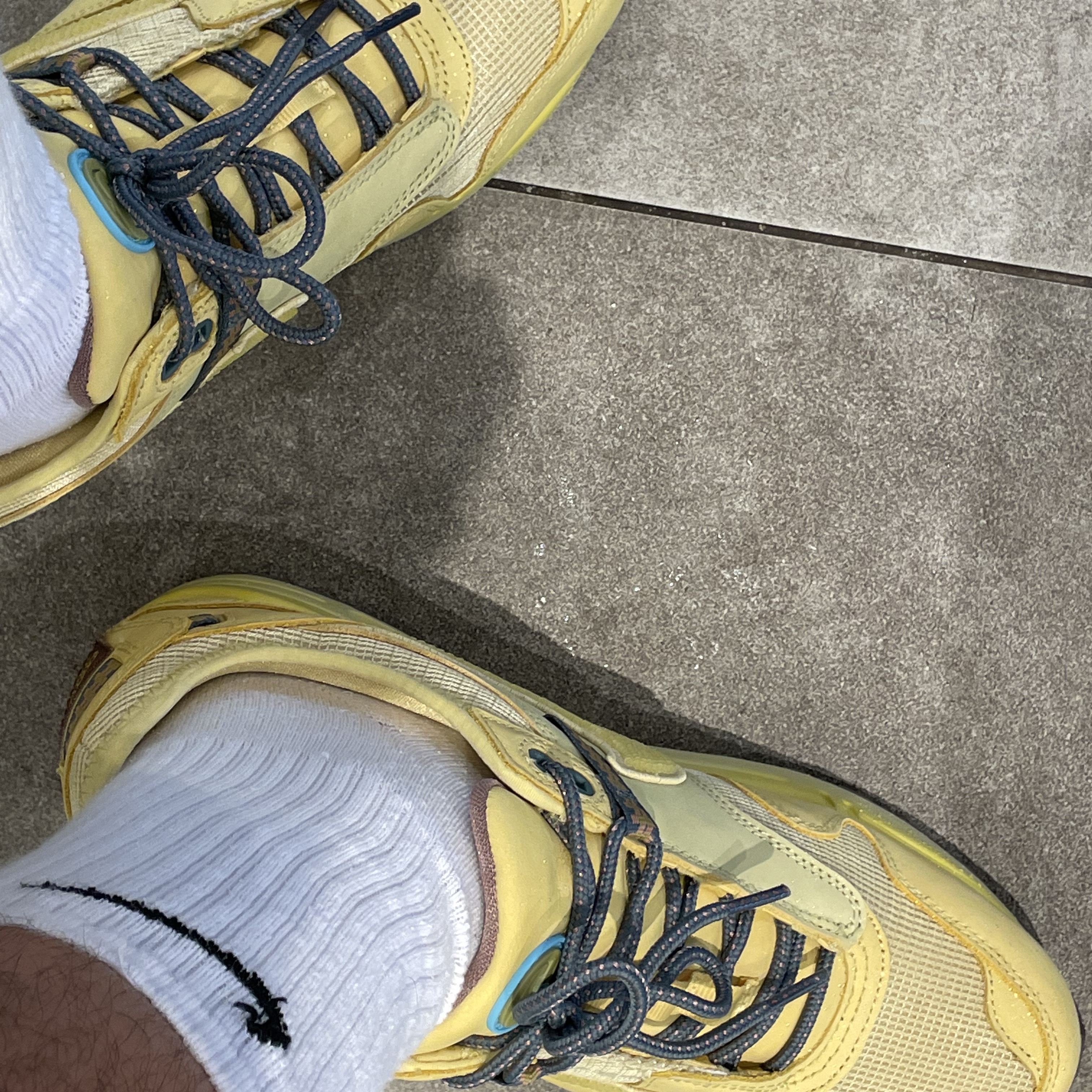 Nike x Travis Scott Air Max 1 Cact.us Gold 착용 스타일