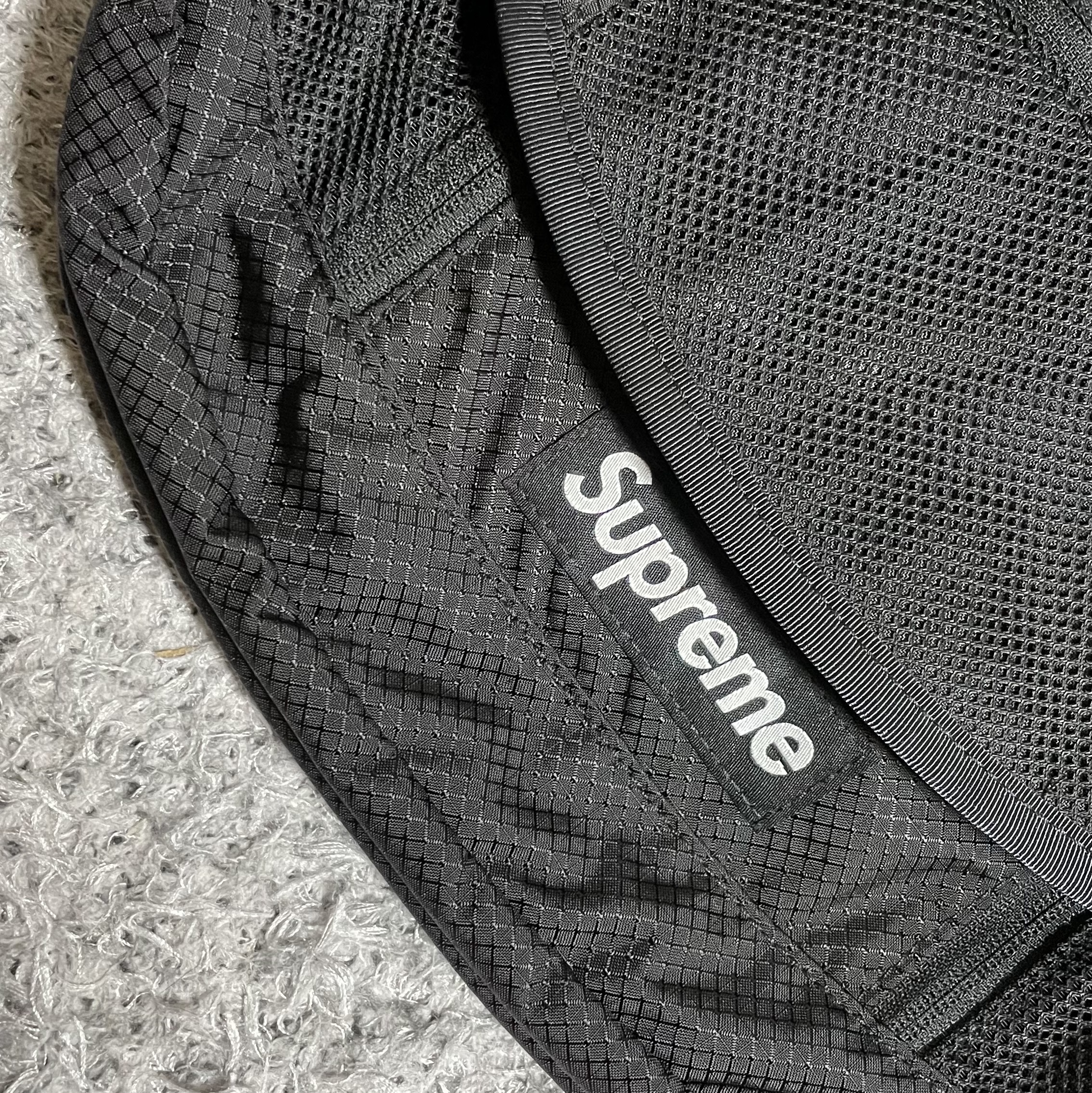 Supreme Small Messenger Bag Black - 22SS 착용 스타일