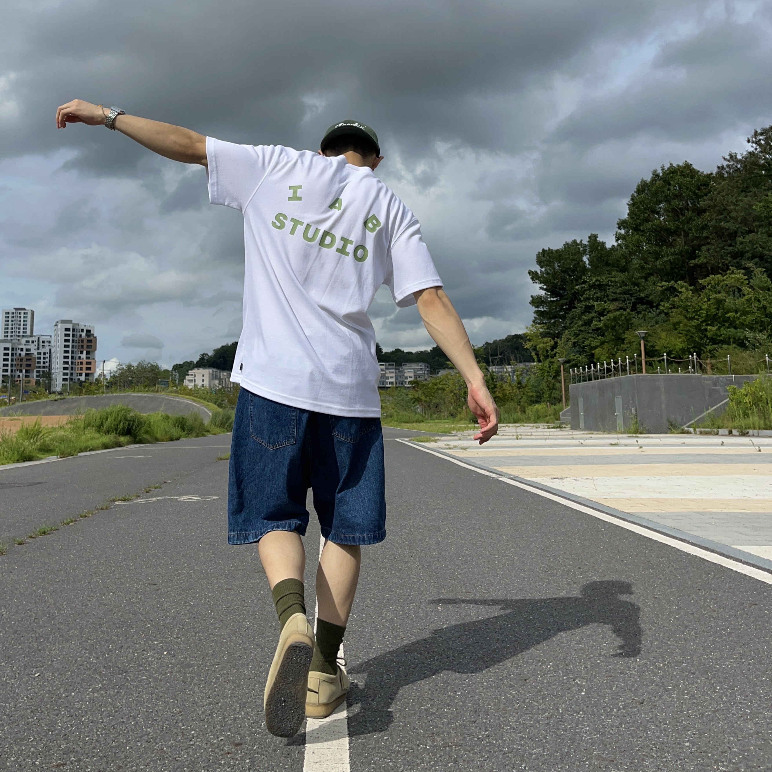 IAB Studio T-Shirt White Light Green 착용 스타일 - 1