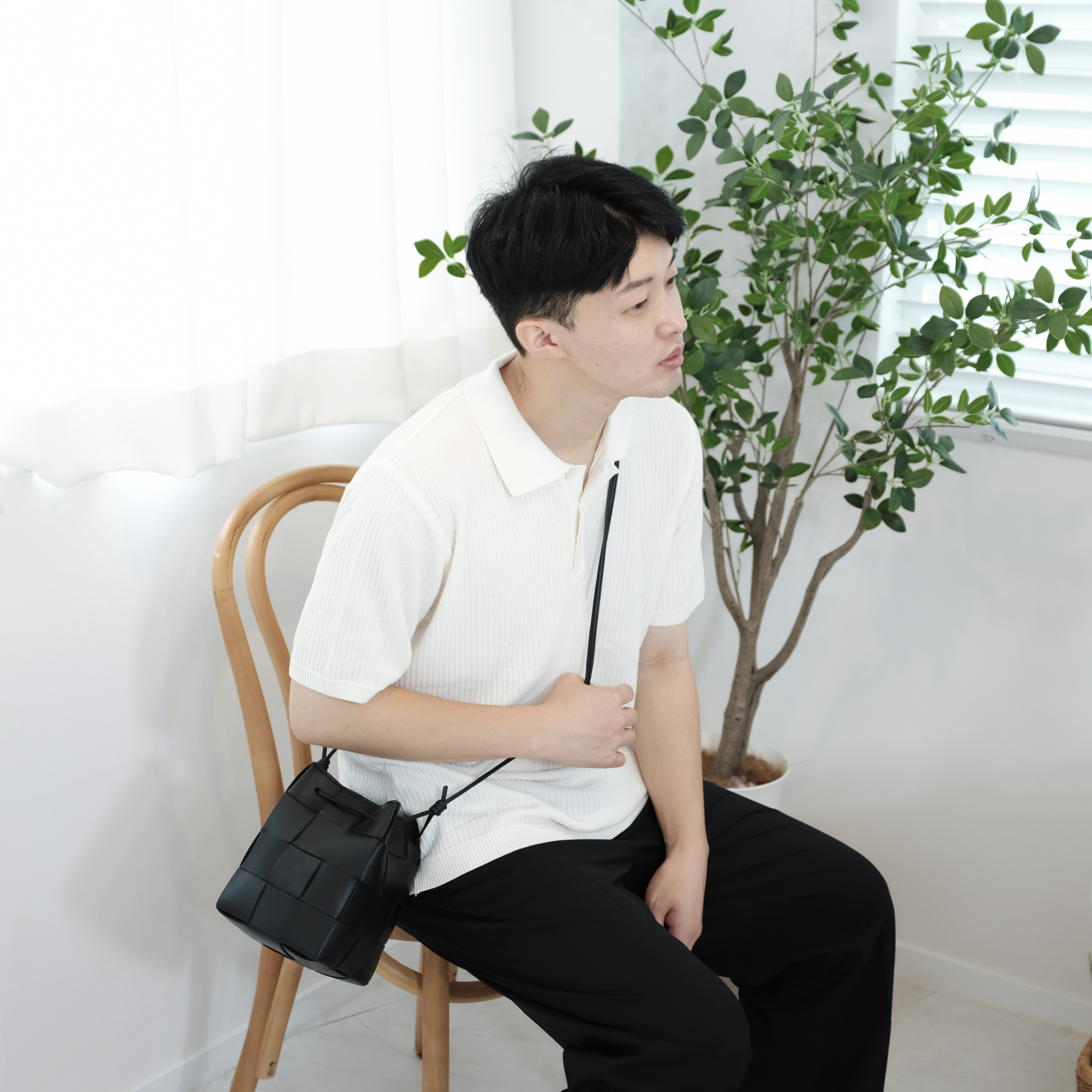 Bottega Veneta Small Leather Cassette Bucket Bag Black 착용 스타일 - 2