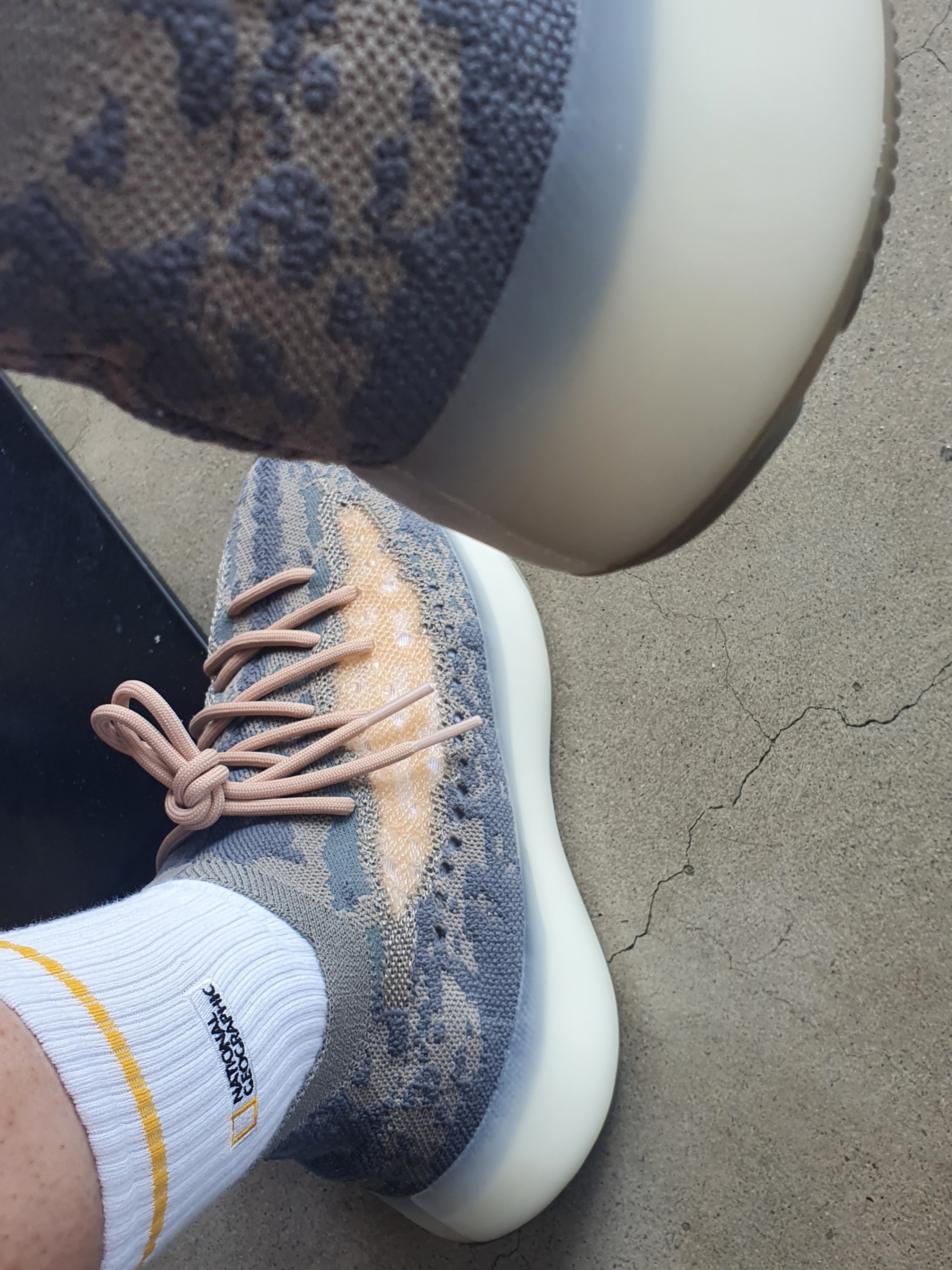 Adidas Yeezy Boost 380 Mist - Non-Reflective 착용 스타일
