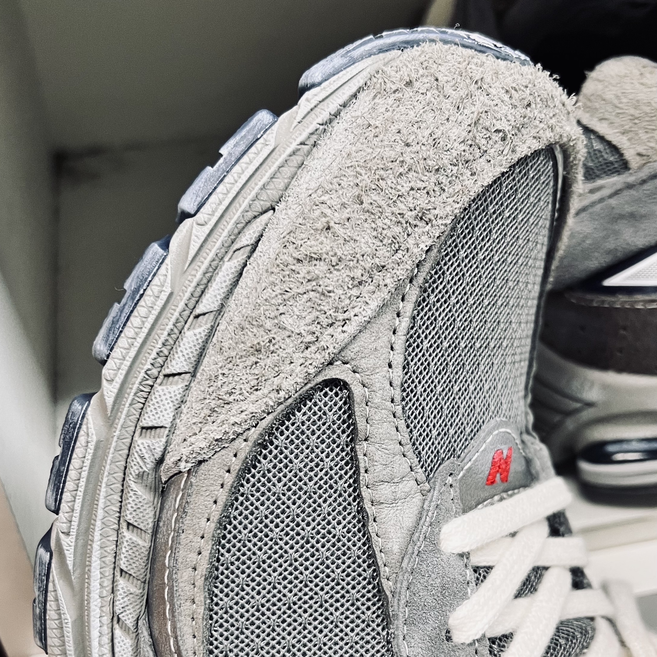 New Balance 2002R Premium Vintage Grey 착용 스타일 - 2