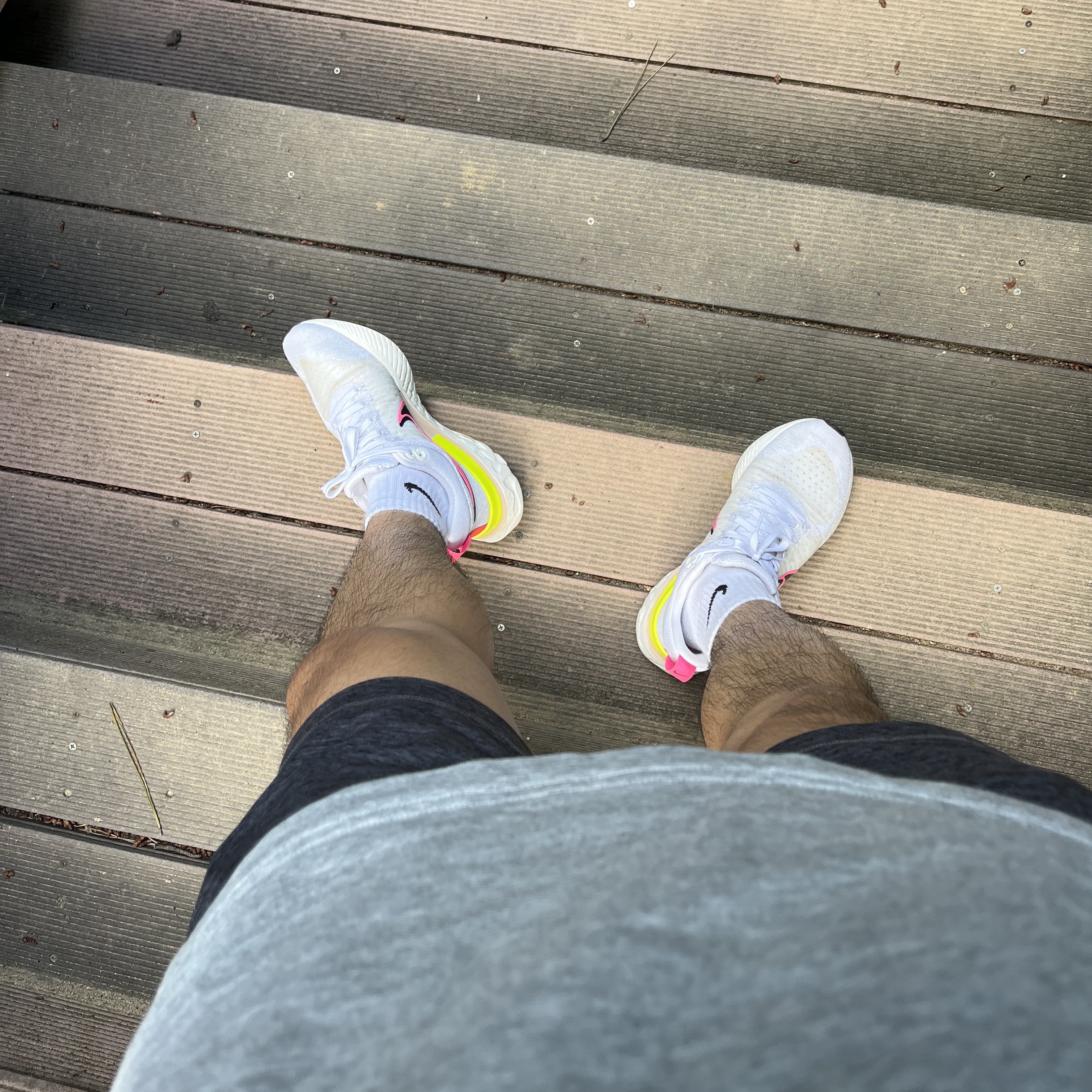 Nike React Infinity Run Flyknit 2 White Pink Blast, Nike NRG Solo Swoosh T-Shirt Dark Grey Heather - Asia 착용 스타일