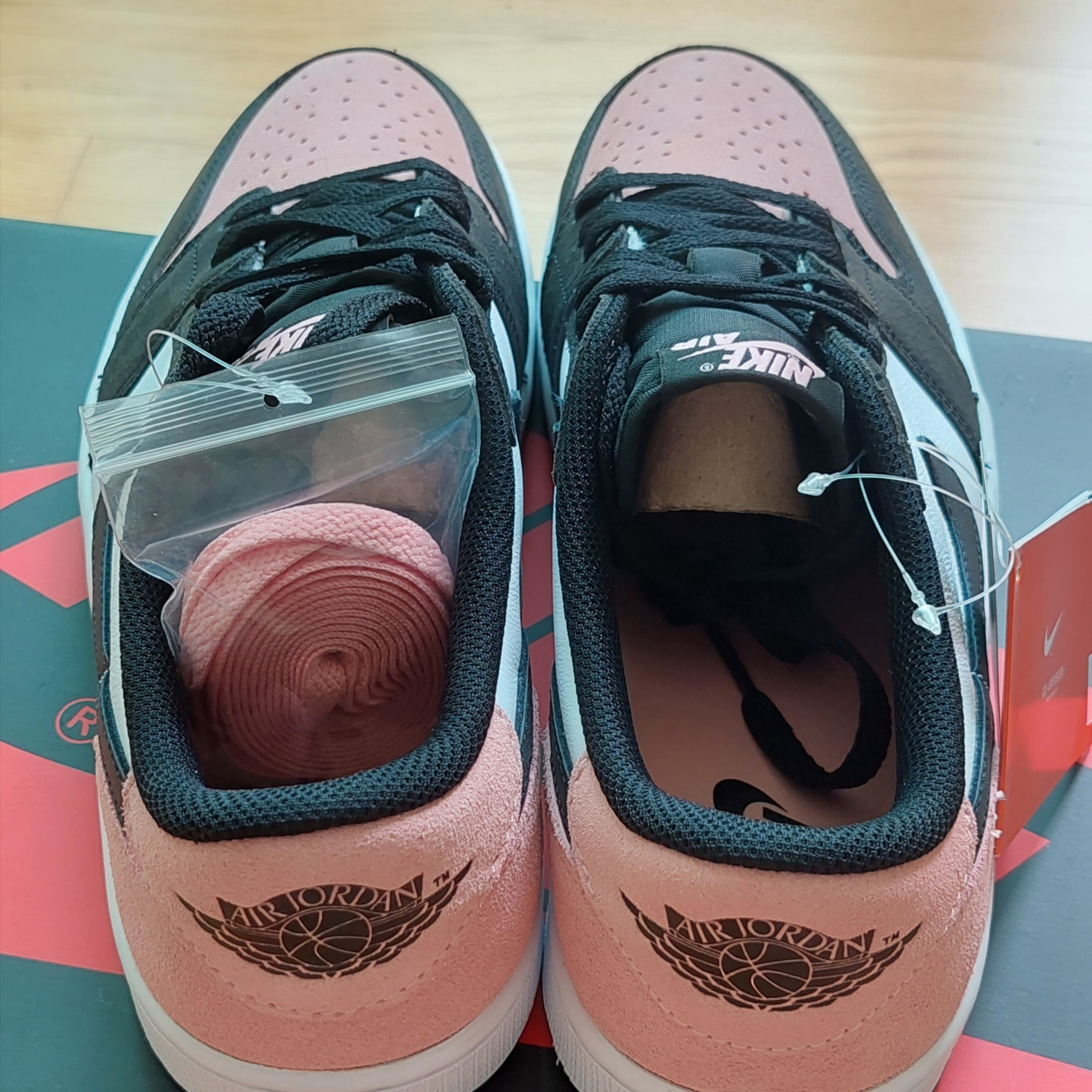 Jordan 1 Retro Low OG Bleached Coral 착용 스타일 - 3