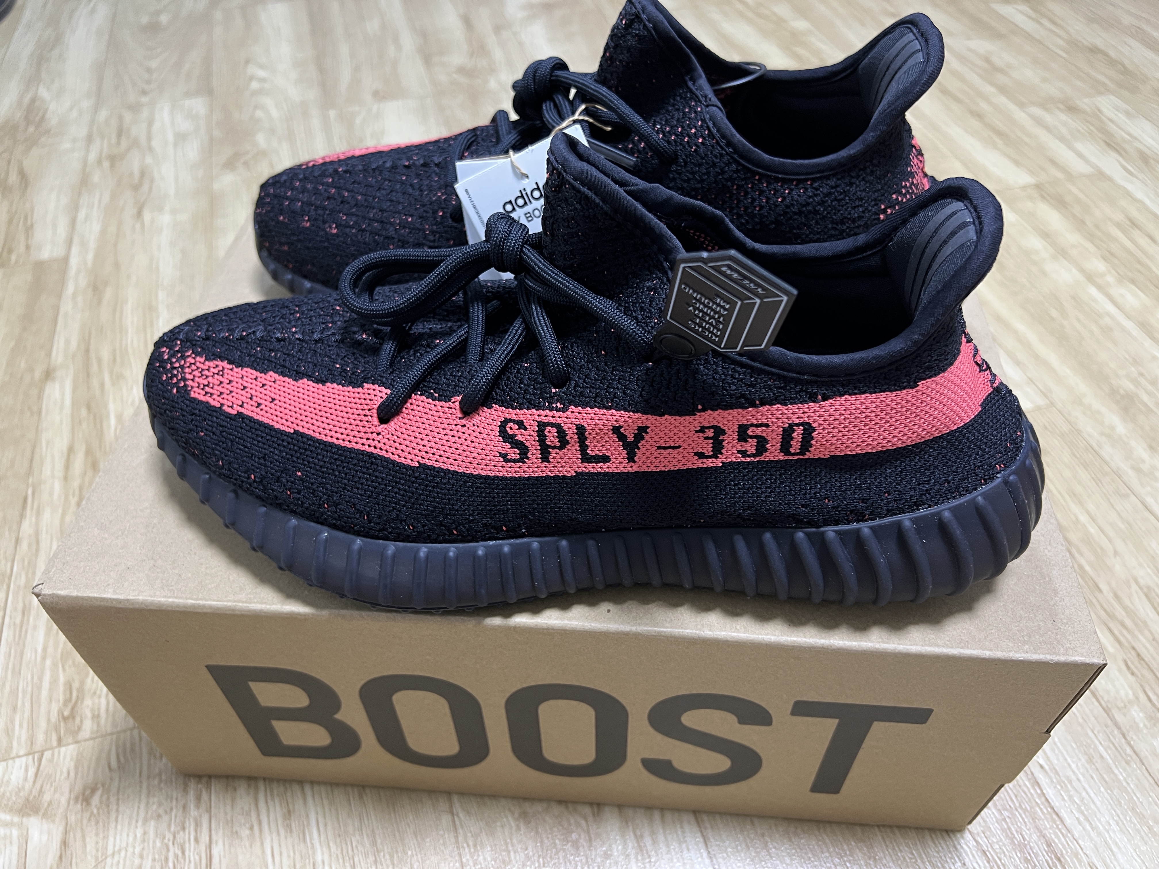Adidas Yeezy Boost 350 V2 Core Black Red 2022/2023 착용 스타일