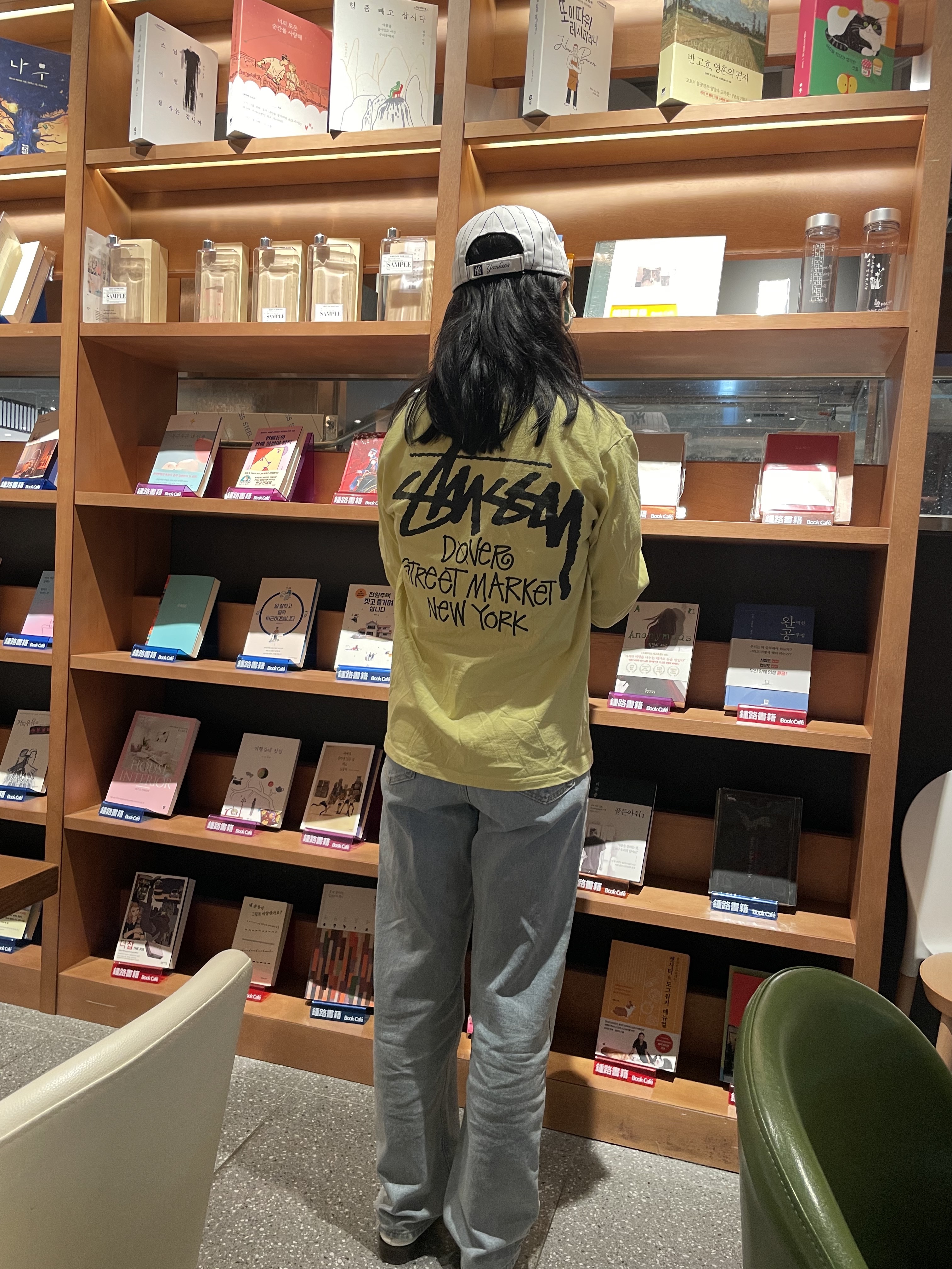 Nike x Stussy Bucket Hat Habanero Red, Stussy DSM World Tour T-Shirt Black 착용 스타일 - 2